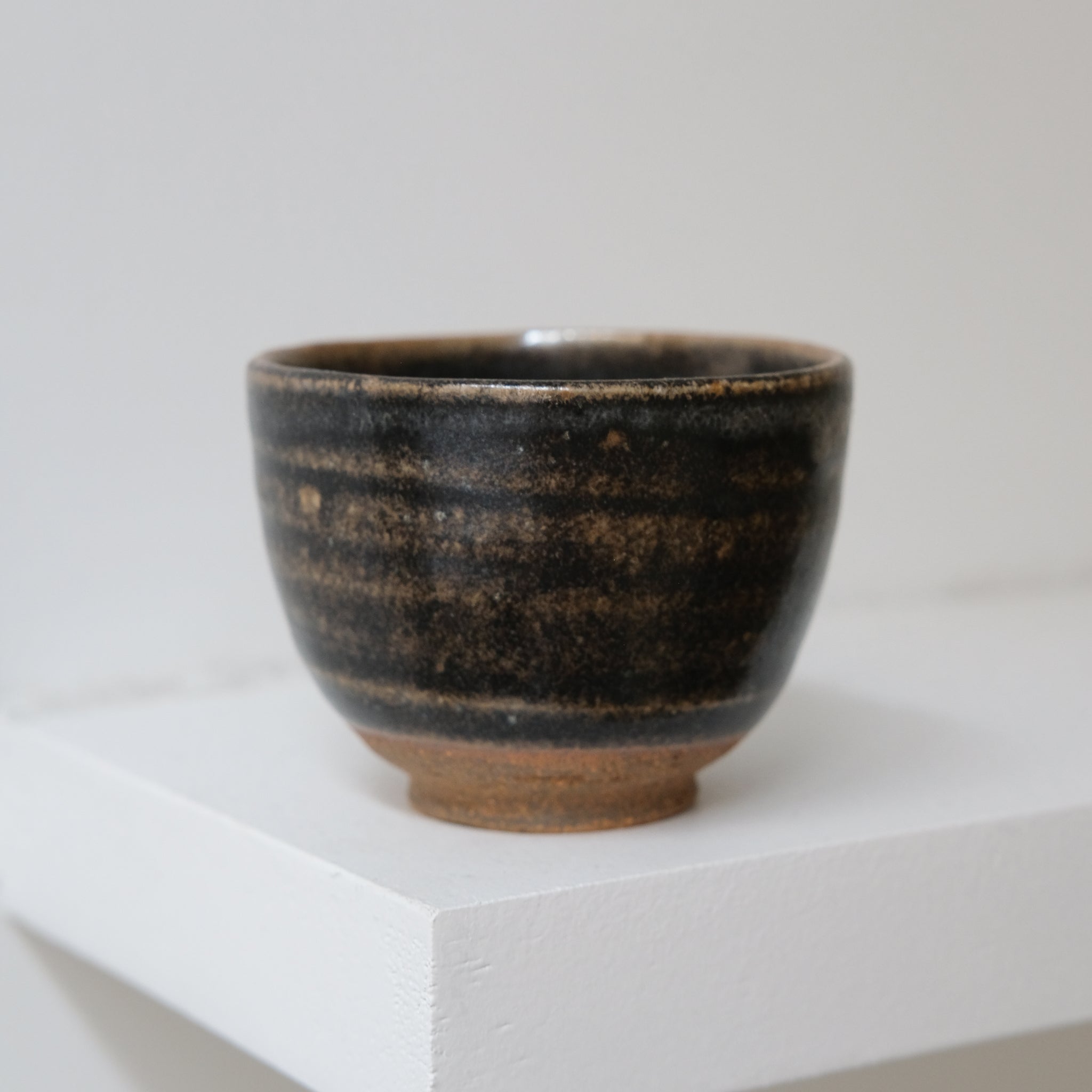 Bolinet-Tasse en grès cuisson bois 90ml (3) - brun noir de Maud Thiefaine chez Brutal Ceramics