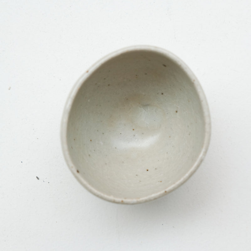 Bolinet-Tasse en grès cuisson bois 90ml (5) - gris clair de Maud Thiefaine chez Brutal Ceramics