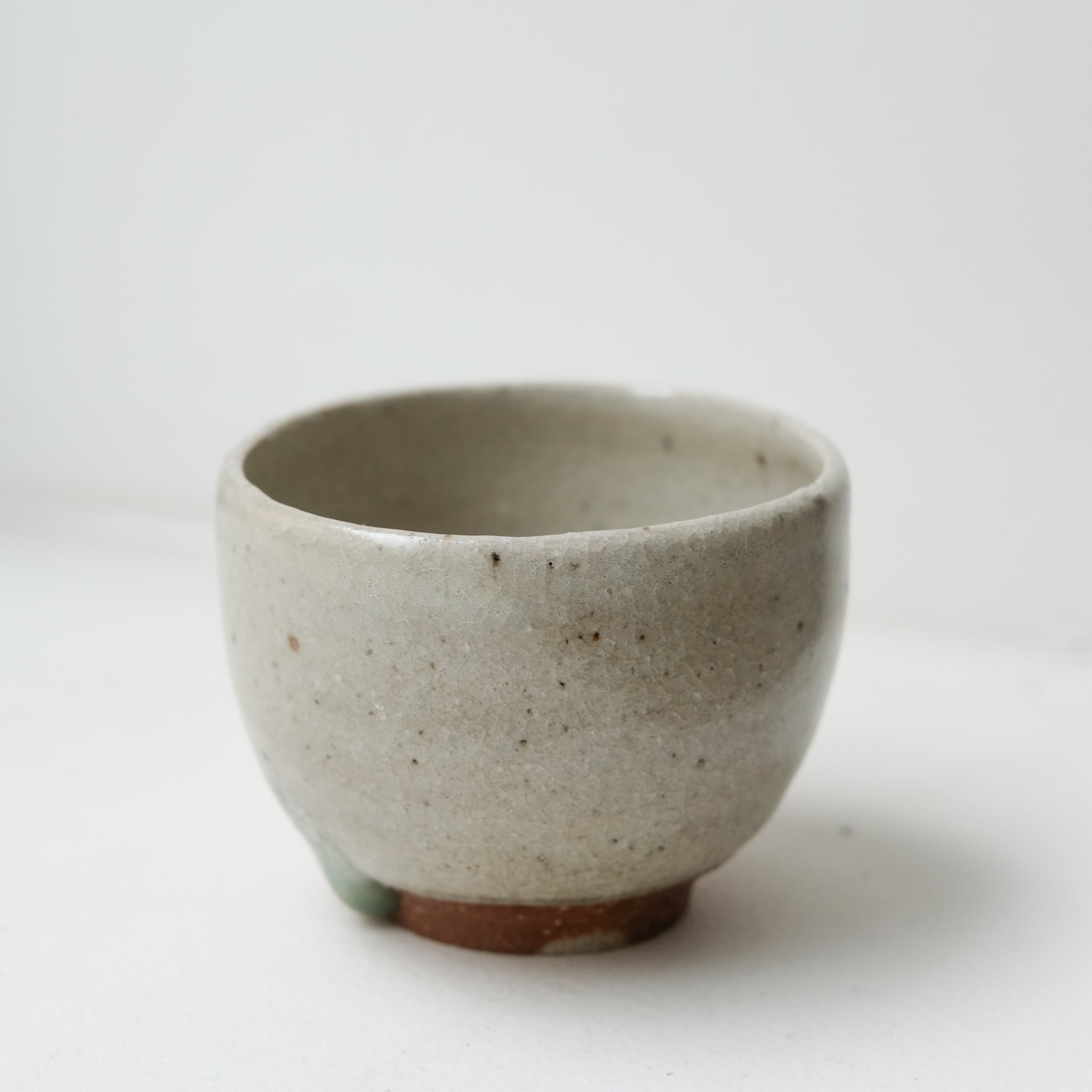 Bolinet-Tasse en grès cuisson bois 90ml (5) - gris clair de Maud Thiefaine chez Brutal Ceramics
