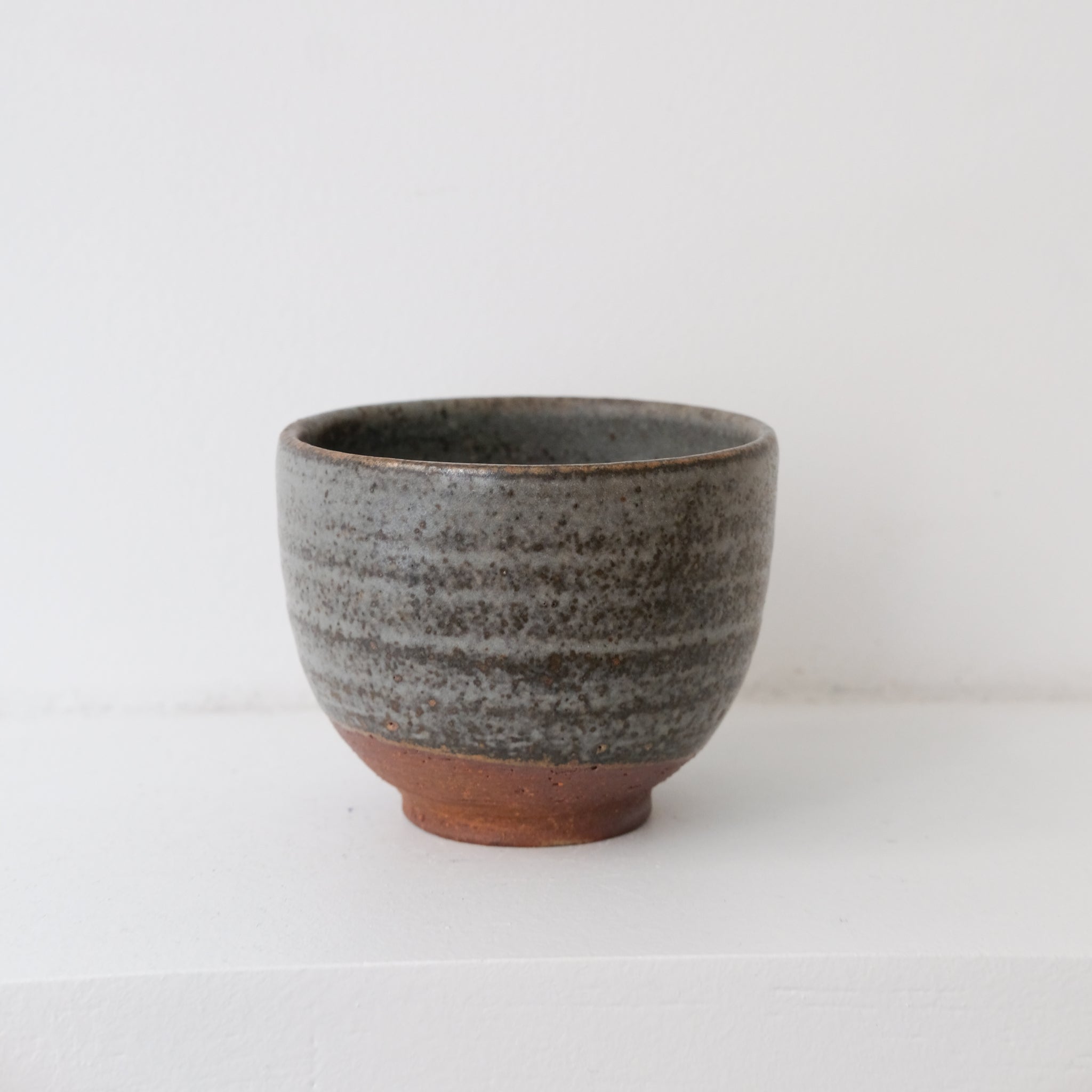 Bolinet-Tasse en grès cuisson bois 90ml (8) - gris tacheté de Maud Thiefaine chez Brutal Ceramics