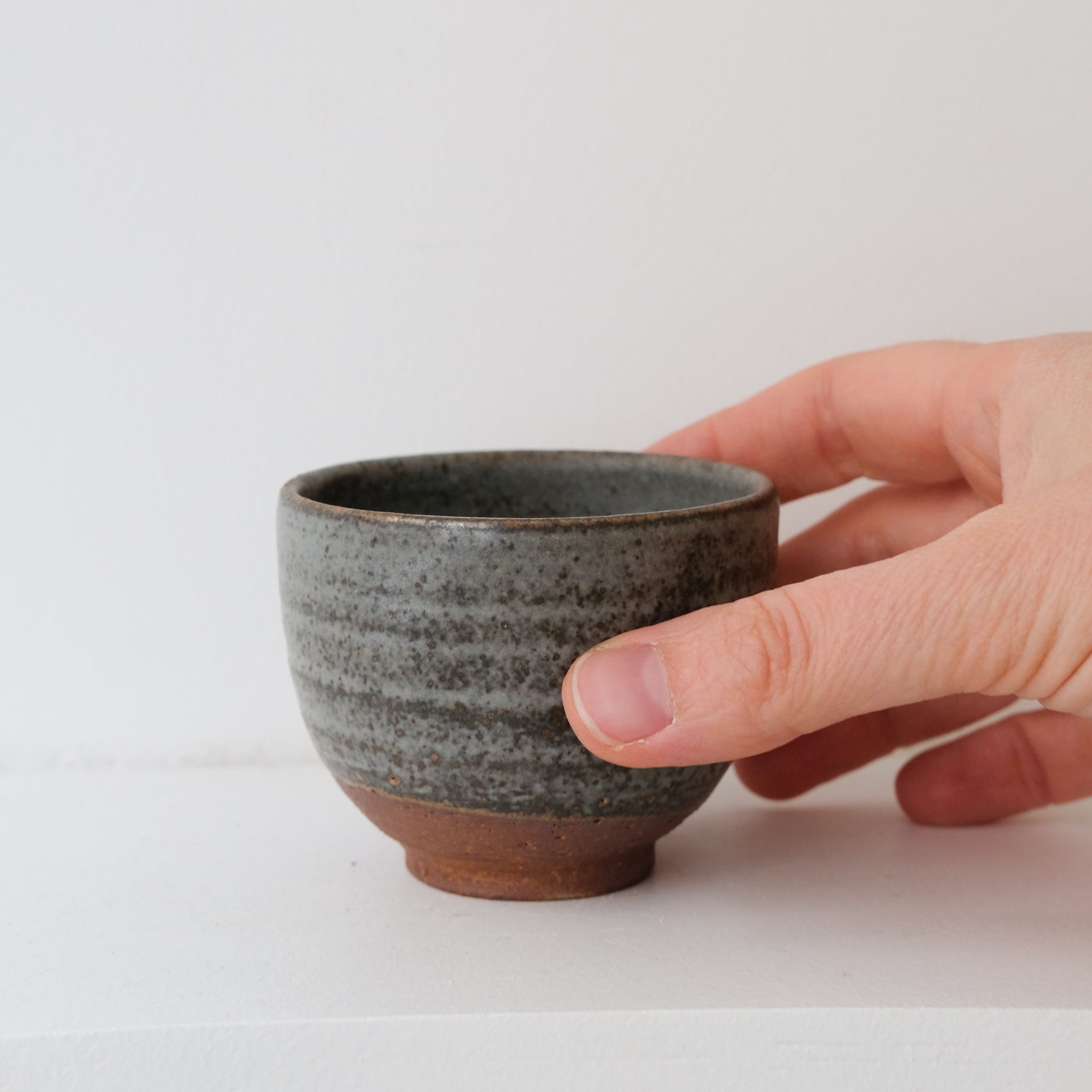 Bolinet-Tasse en grès cuisson bois 90ml (8) - gris tacheté de Maud Thiefaine chez Brutal Ceramics