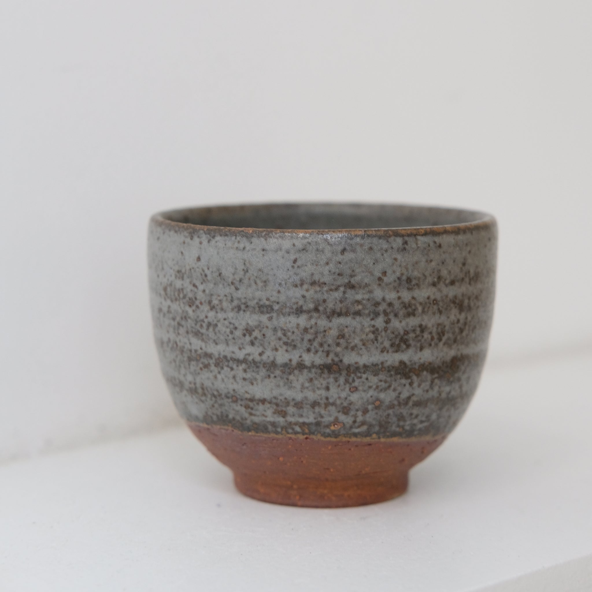 Bolinet-Tasse en grès cuisson bois 90ml (8) - gris tacheté de Maud Thiefaine chez Brutal Ceramics