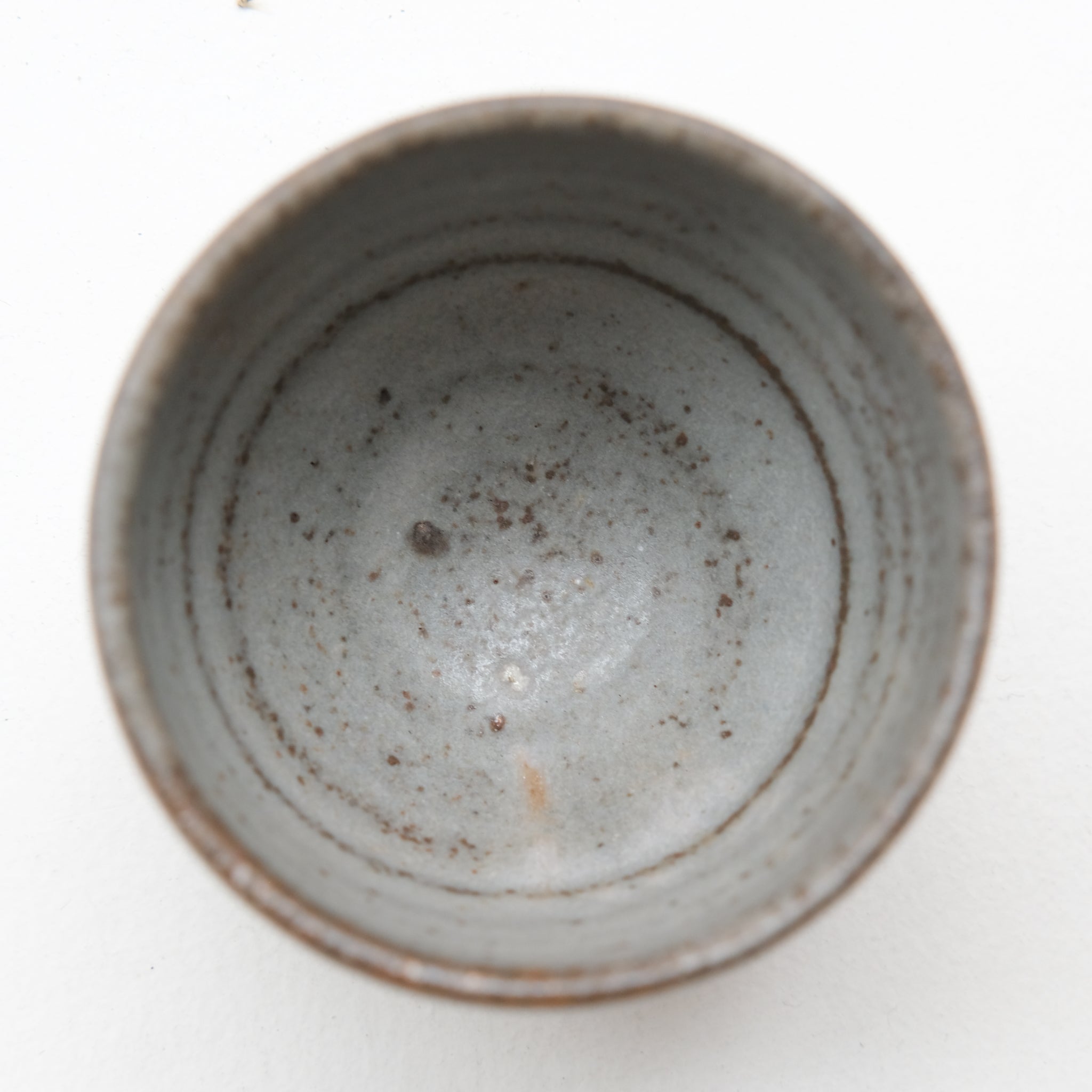 Bolinet-Tasse en grès cuisson bois 90ml (8) - gris tacheté de Maud Thiefaine chez Brutal Ceramics