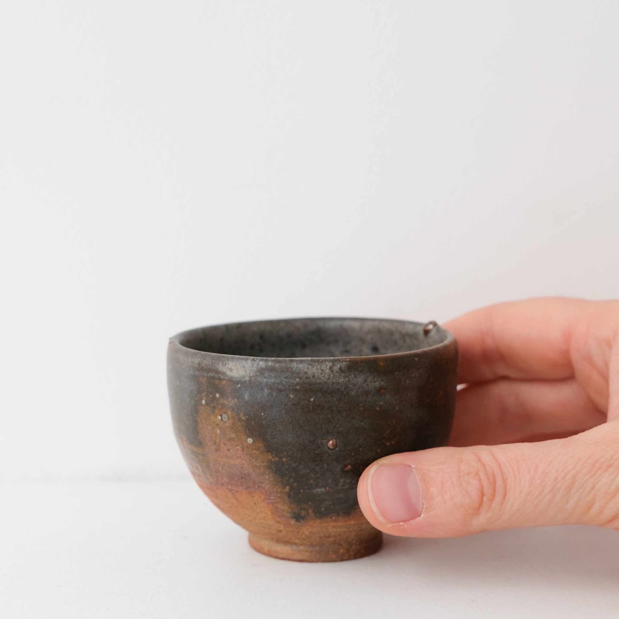 Bolinet-Tasse en grès cuisson bois 90ml (11) -noir brique de Maud Thiefaine chez Brutal Ceramics