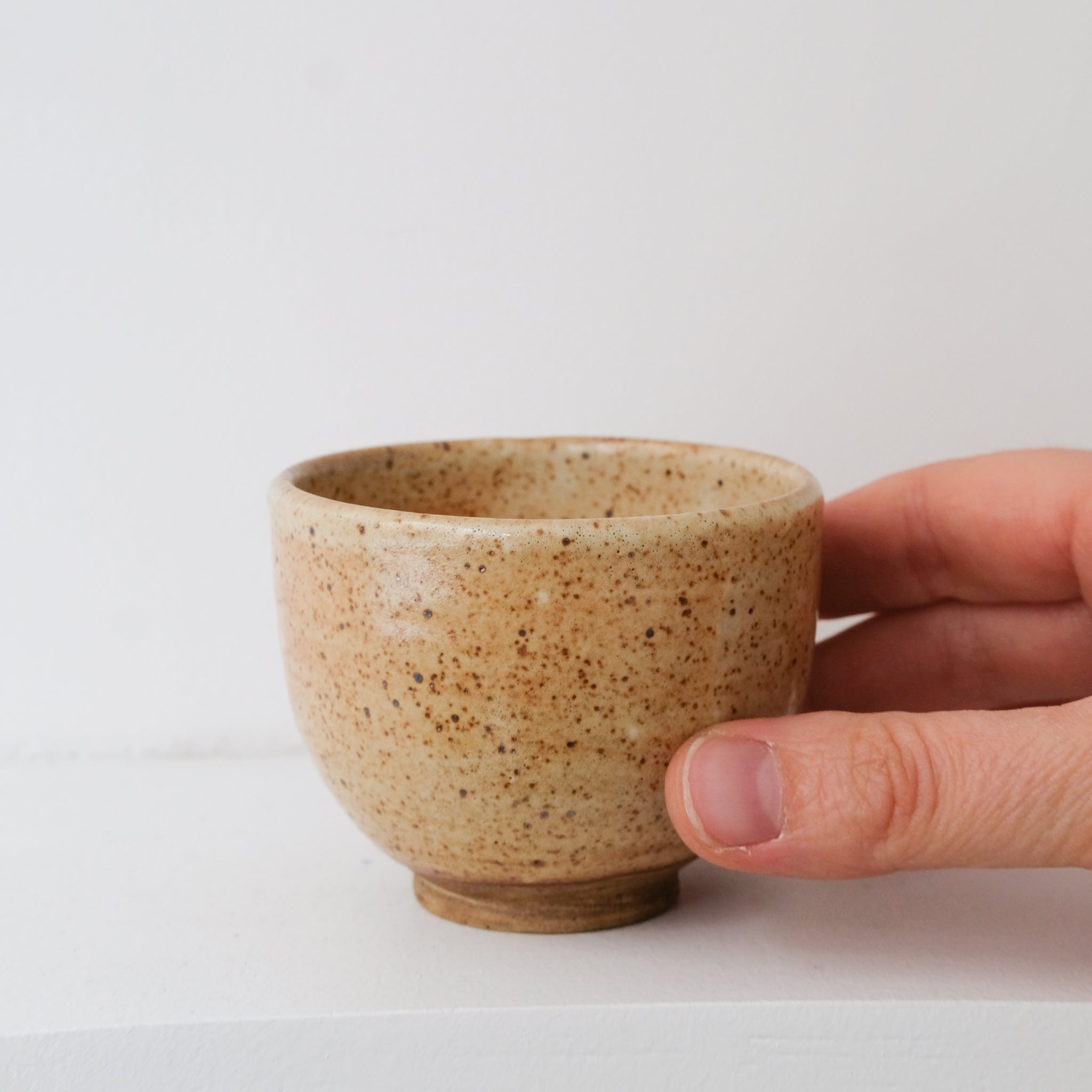 Bolinet-Tasse en grès cuisson bois 90ml (12) -blanc jaune de Maud Thiefaine chez Brutal Ceramics