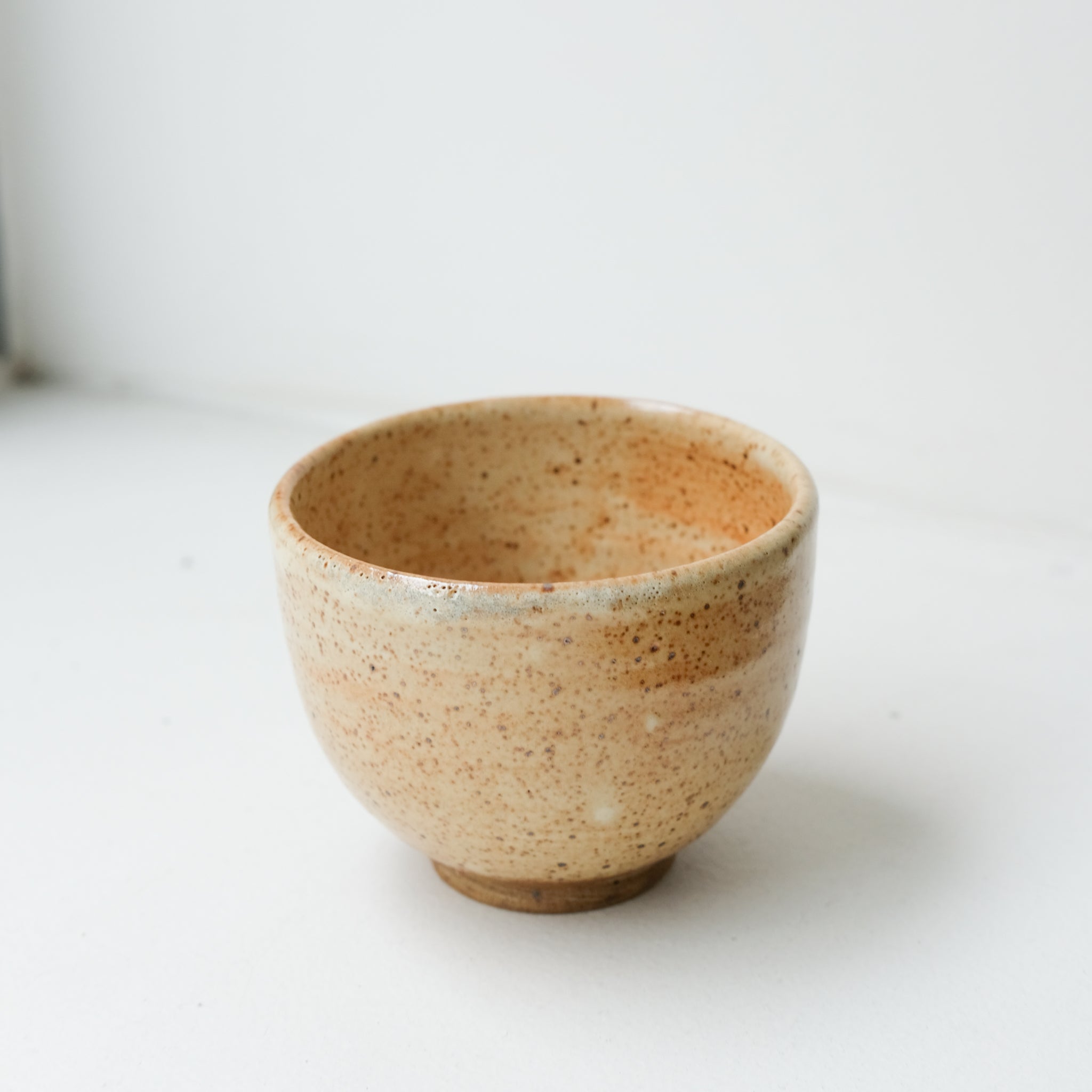 Bolinet-Tasse en grès cuisson bois 90ml (12) -blanc jaune de Maud Thiefaine chez Brutal Ceramics