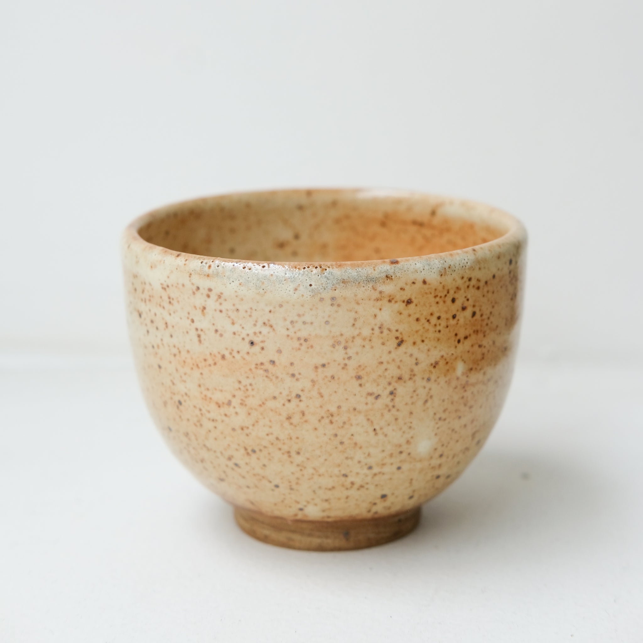 Bolinet-Tasse en grès cuisson bois 90ml (12) -blanc jaune de Maud Thiefaine chez Brutal Ceramics
