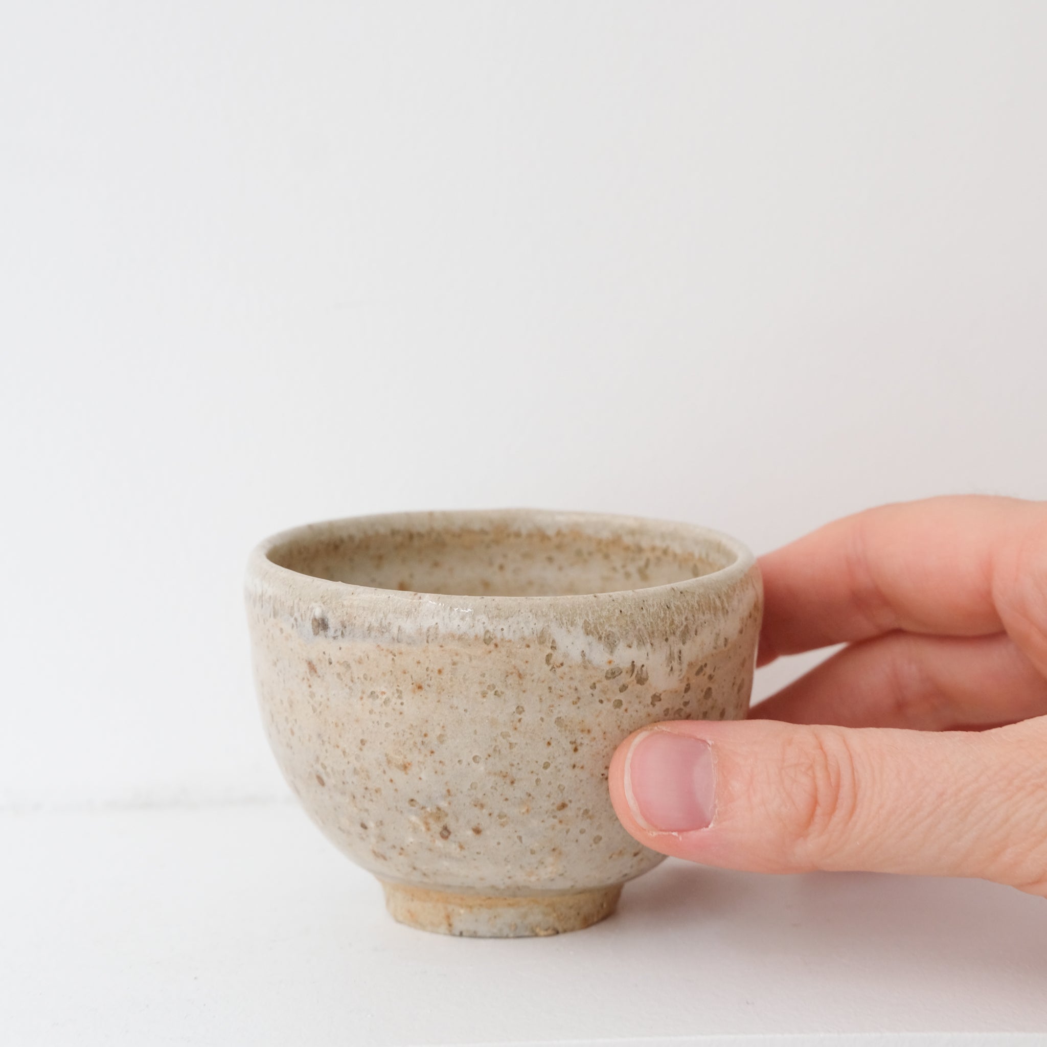 Bolinet-Tasse en grès cuisson bois 90ml (13) -blanc cassé de Maud Thiefaine chez Brutal Ceramics