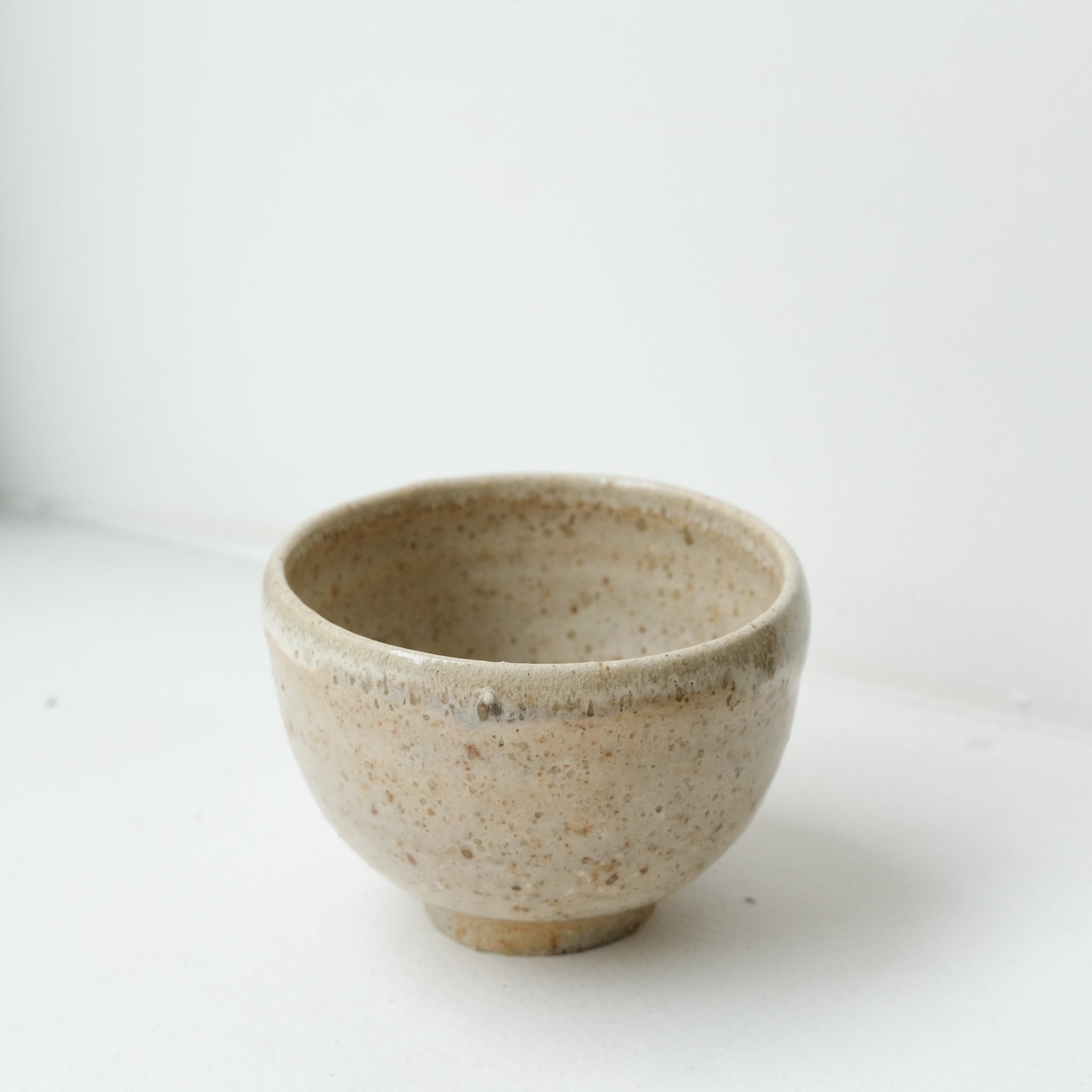 Bolinet-Tasse en grès cuisson bois 90ml (13) -blanc cassé de Maud Thiefaine chez Brutal Ceramics