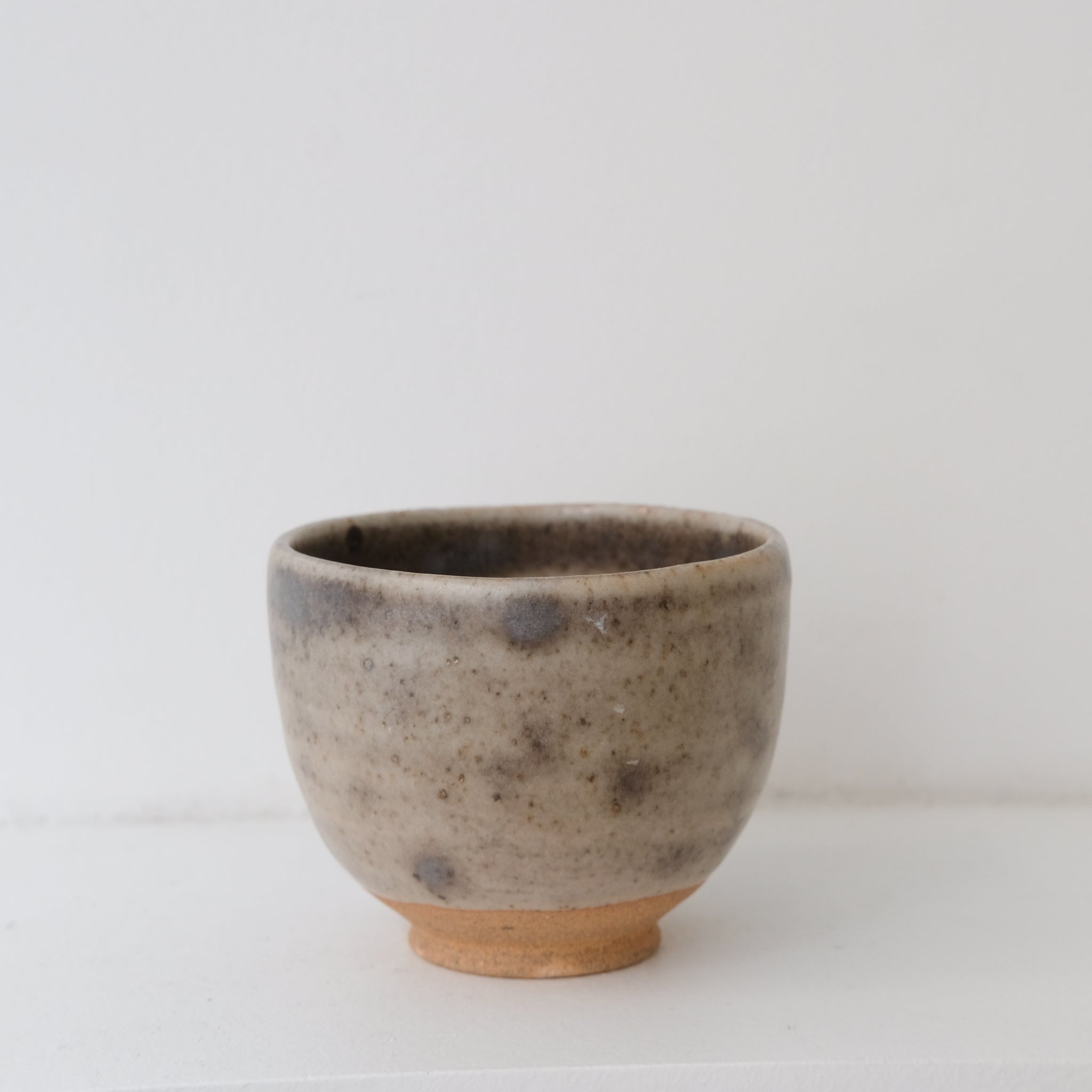Bolinet-Tasse en grès cuisson bois 90ml (14) -gris clair de Maud Thiefaine chez Brutal Ceramics