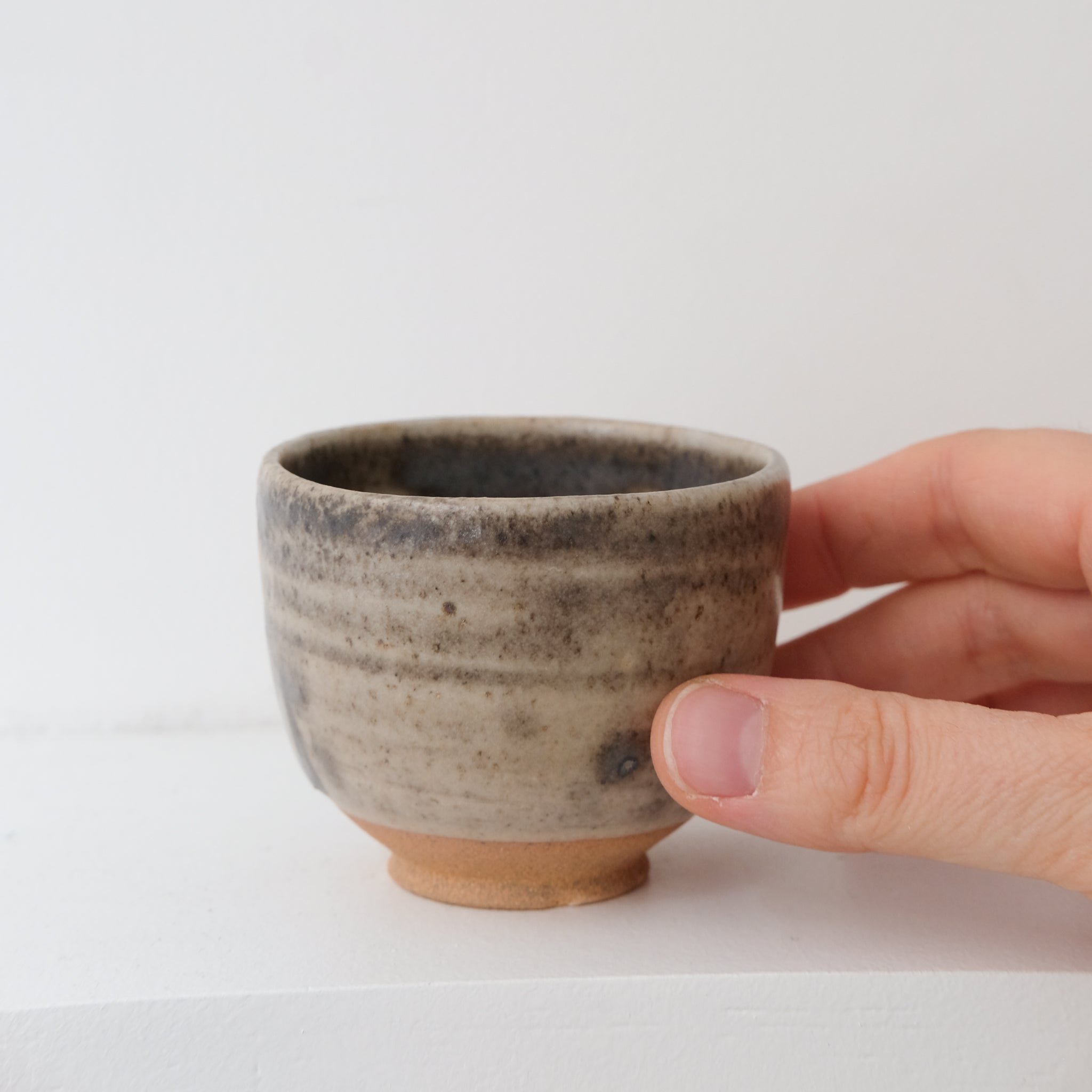 Bolinet-Tasse en grès cuisson bois 90ml (14) -gris clair de Maud Thiefaine chez Brutal Ceramics