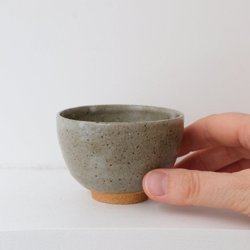 Bolinet-Tasse en grès cuisson bois 90ml (15) -vert gris de Maud Thiefaine chez Brutal Ceramics