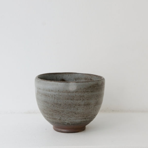 Bolinet-Tasse en grès cuisson bois 90ml (16) - gris tacheté de Maud Thiefaine chez Brutal Ceramics