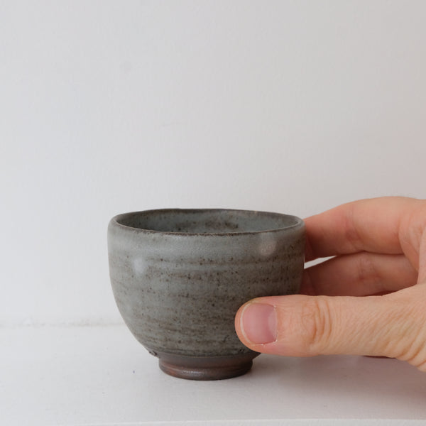 Bolinet-Tasse en grès cuisson bois 90ml (16) - gris tacheté de Maud Thiefaine chez Brutal Ceramics