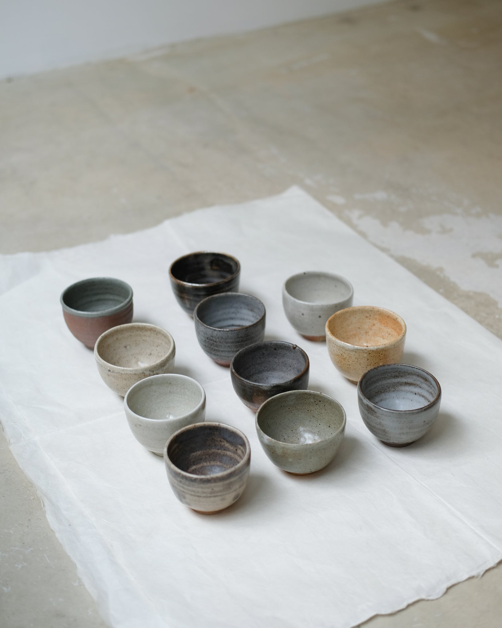 Bolinet-Tasse en grès cuisson bois 90ml (16) - gris tacheté de Maud Thiefaine chez Brutal Ceramics
