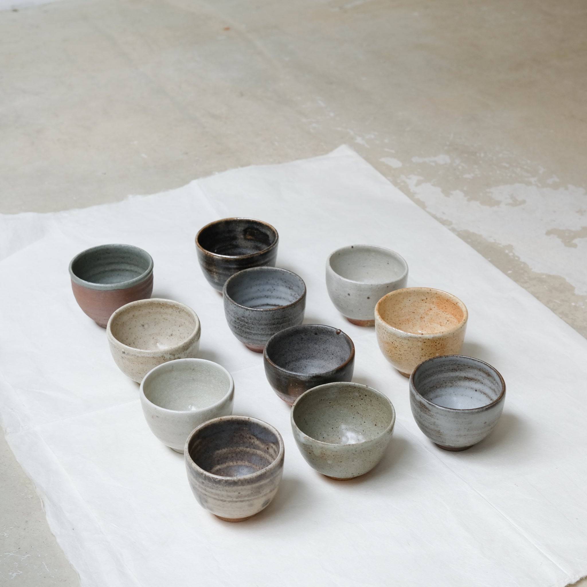 Bolinet-Tasse en grès cuisson bois 90ml (1) - bleu-gris mat de Maud Thiefaine chez Brutal Ceramics