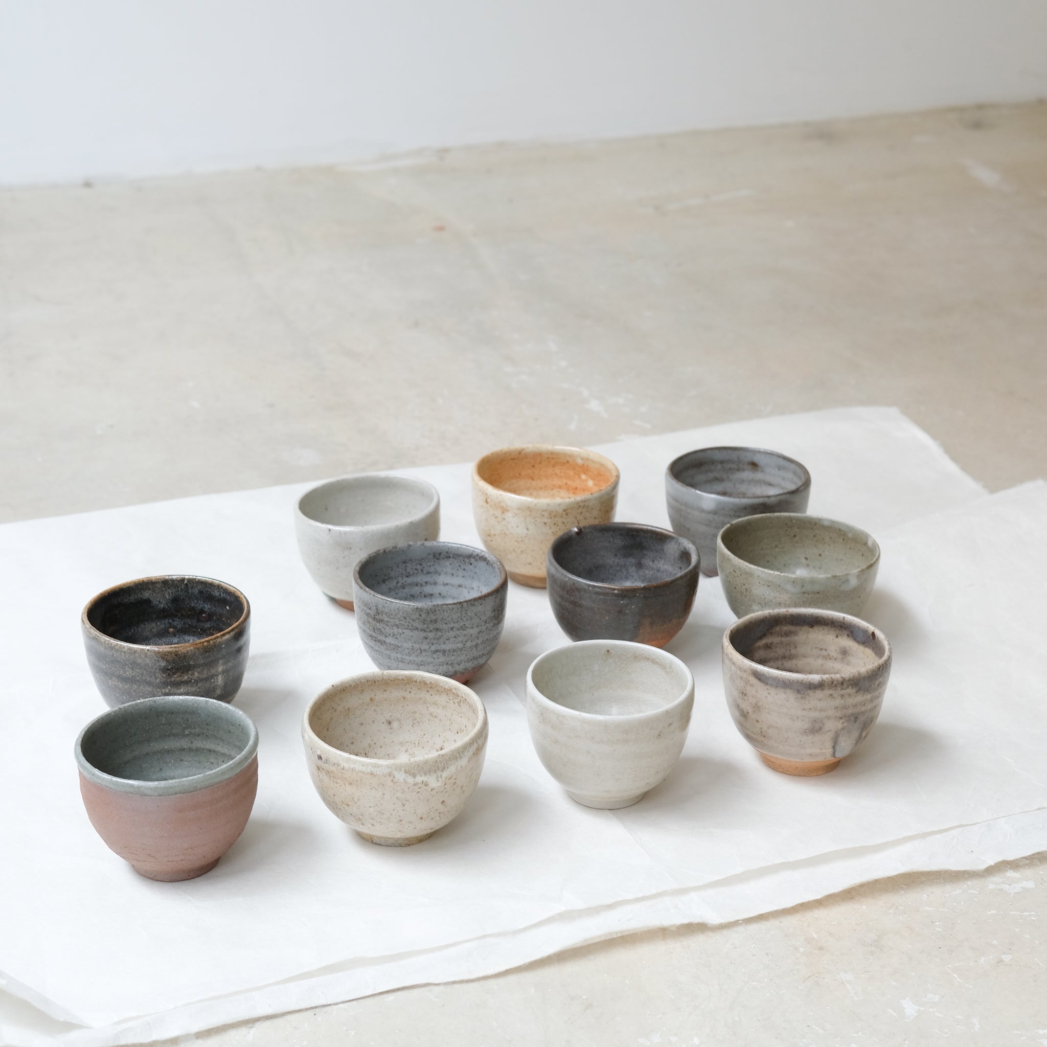 Bolinet-Tasse en grès cuisson bois 90ml (13) -blanc cassé de Maud Thiefaine chez Brutal Ceramics