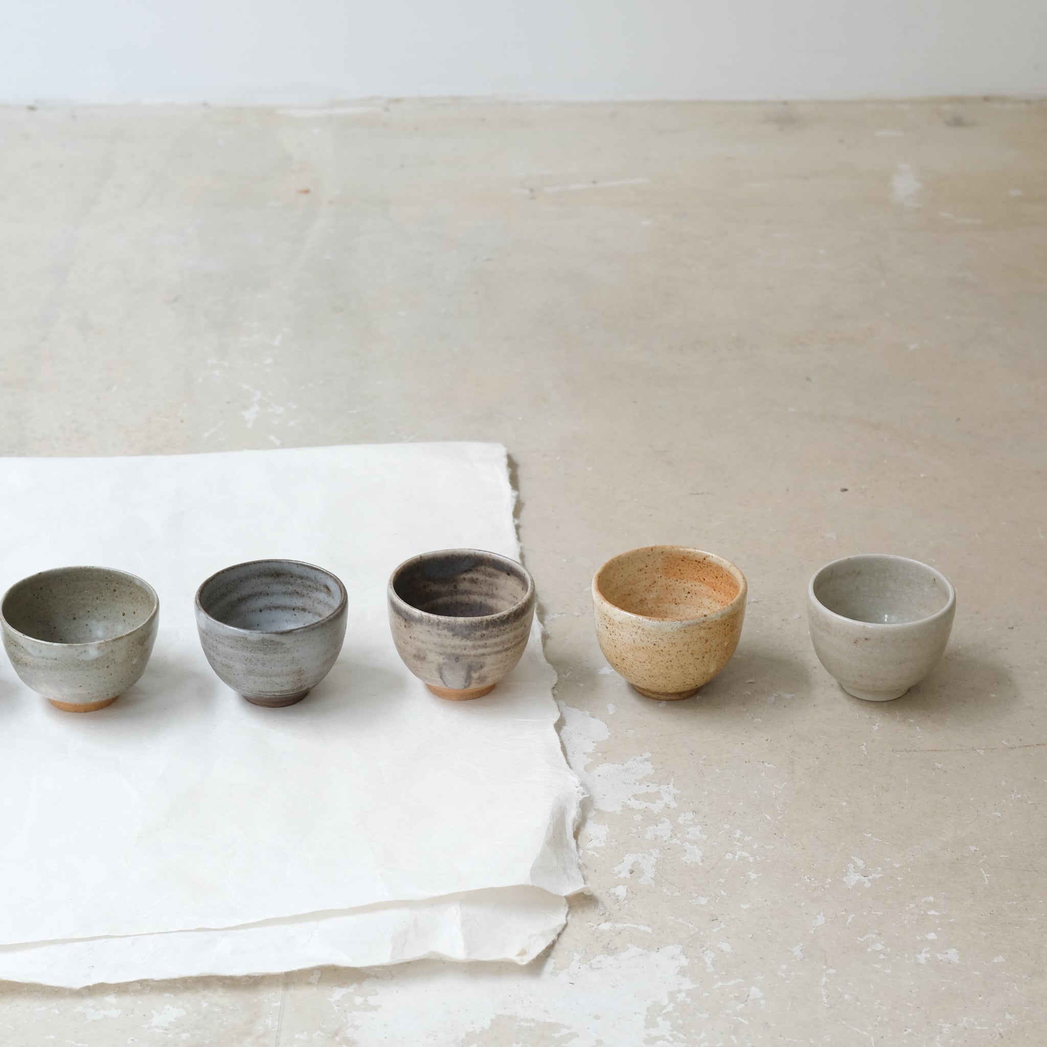 Bolinet-Tasse en grès cuisson bois 90ml (14) -gris clair de Maud Thiefaine chez Brutal Ceramics