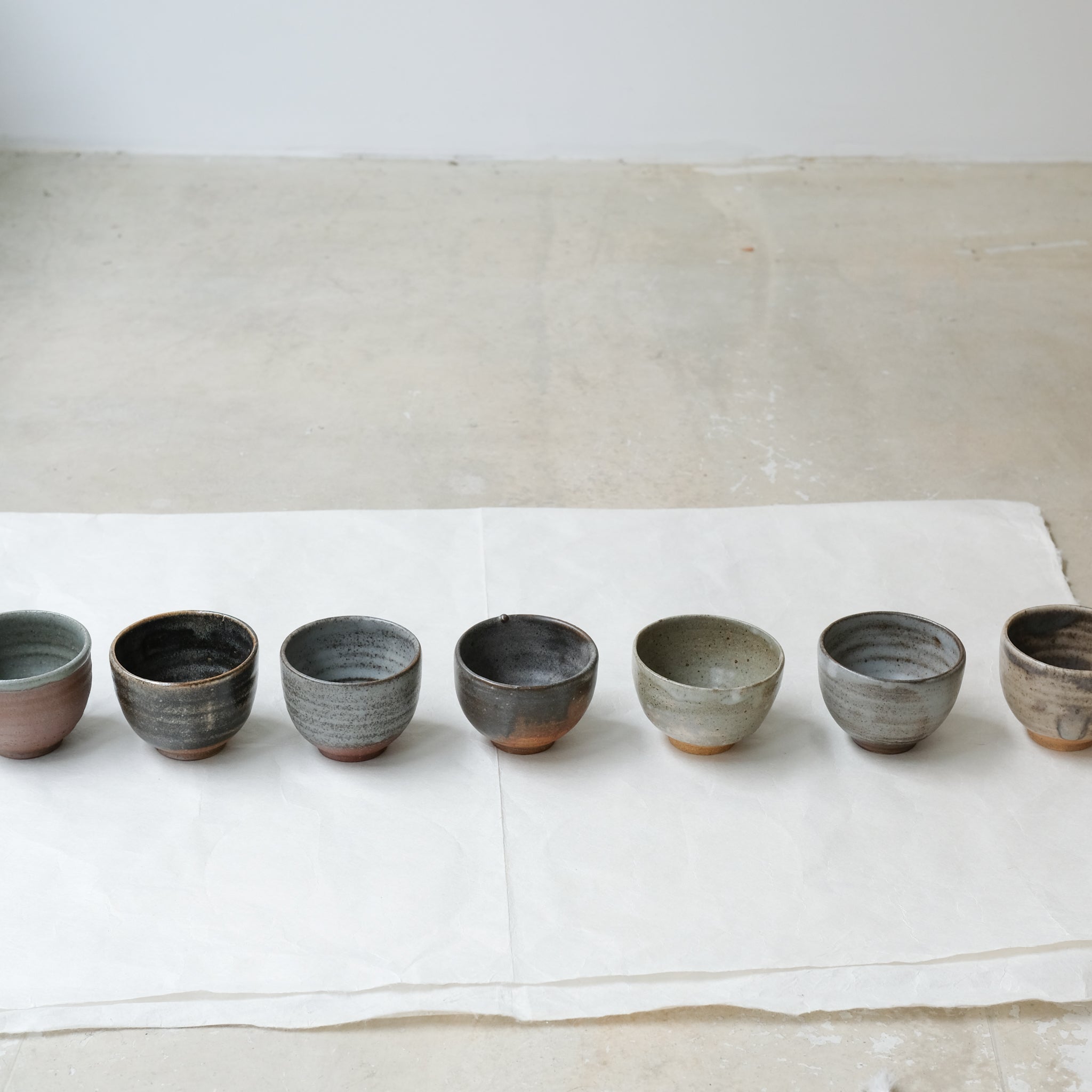 Bolinet-Tasse en grès cuisson bois 90ml (15) -vert gris de Maud Thiefaine chez Brutal Ceramics