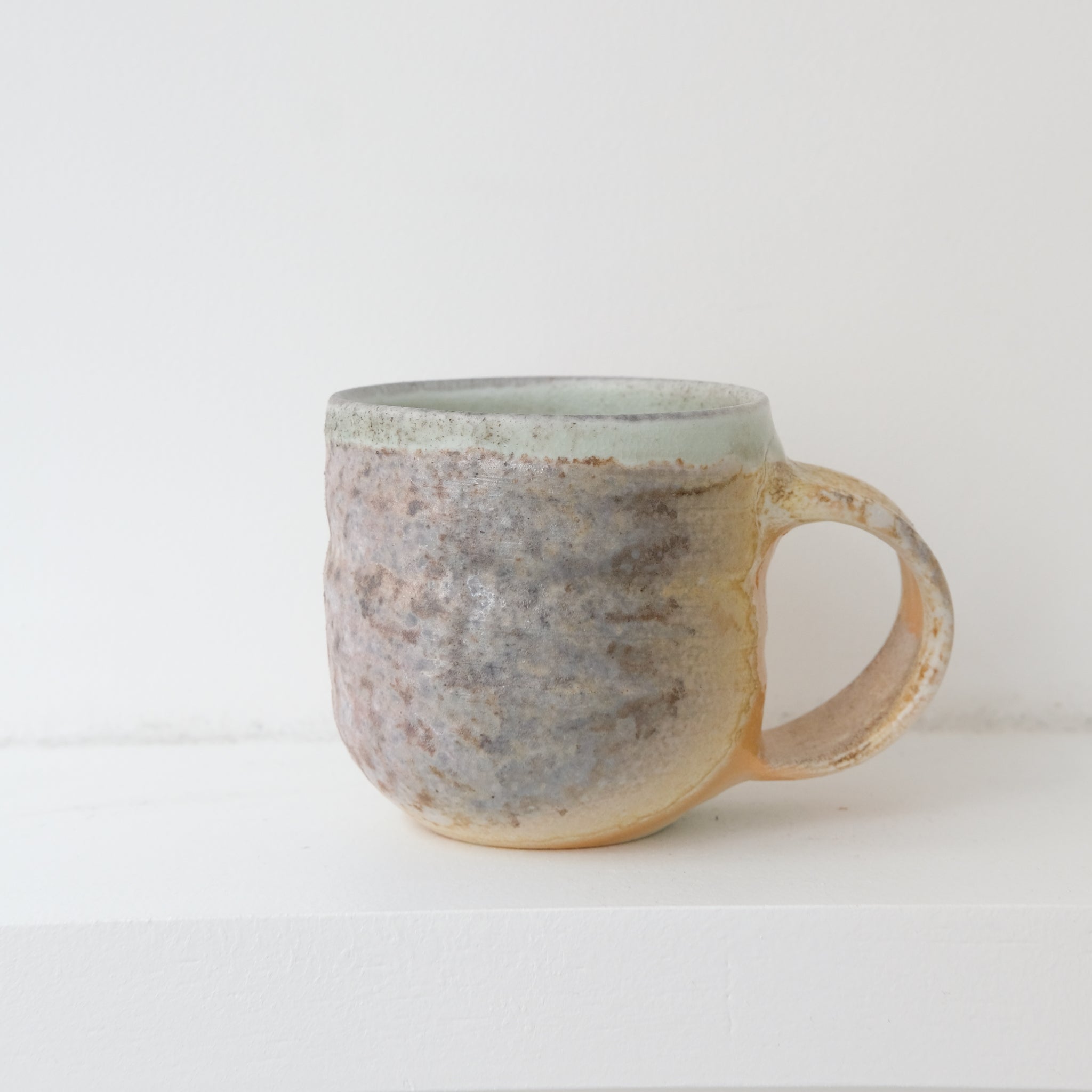 Tasse en porcelaine cuisson bois de Maud Thiefaine chez Brutal Ceramics