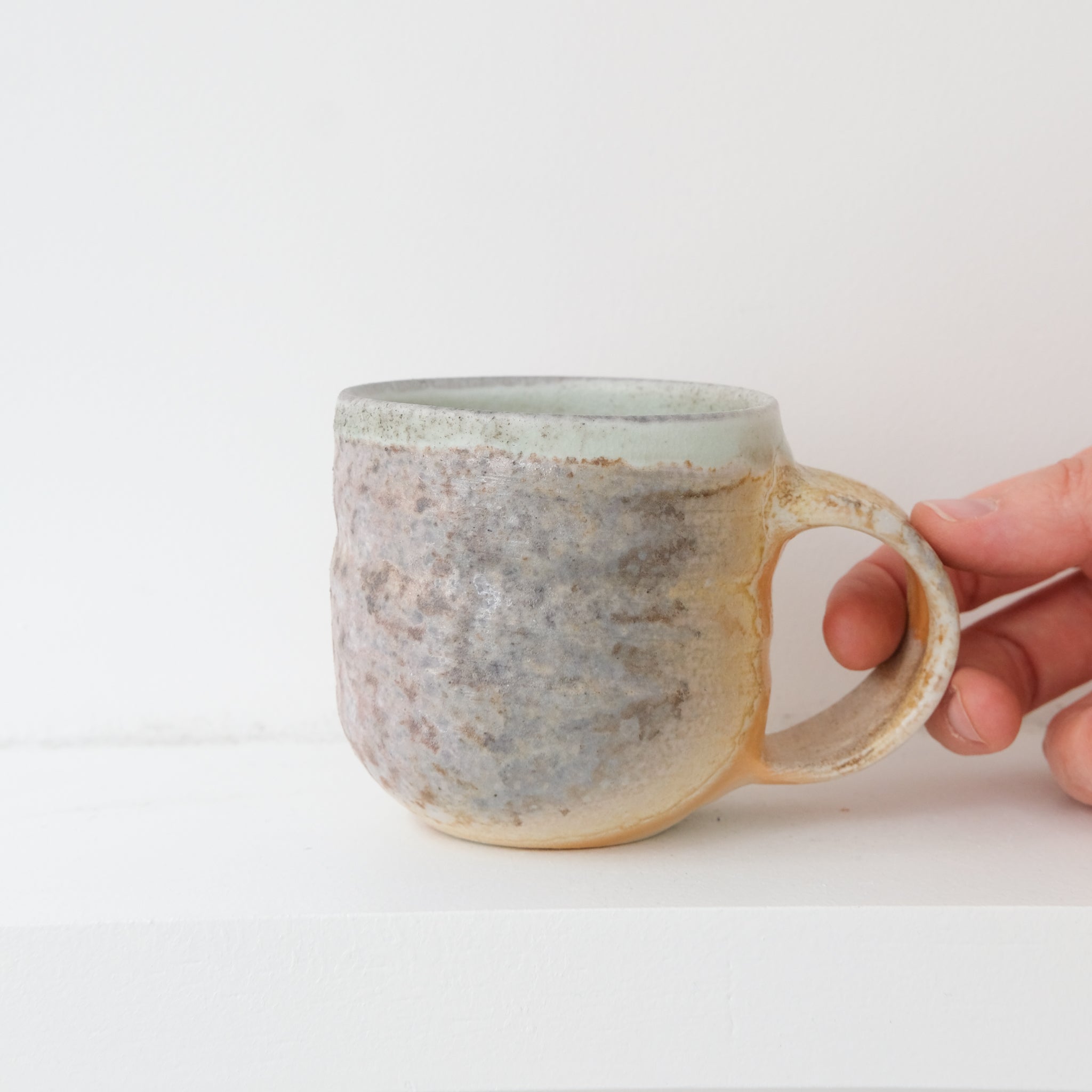 Tasse en porcelaine cuisson bois de Maud Thiefaine chez Brutal Ceramics