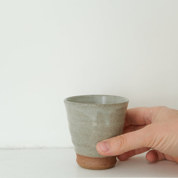 Tasse en grès cuisson bois 110ml (5) - gris clair de Maud Thiefaine chez Brutal Ceramics