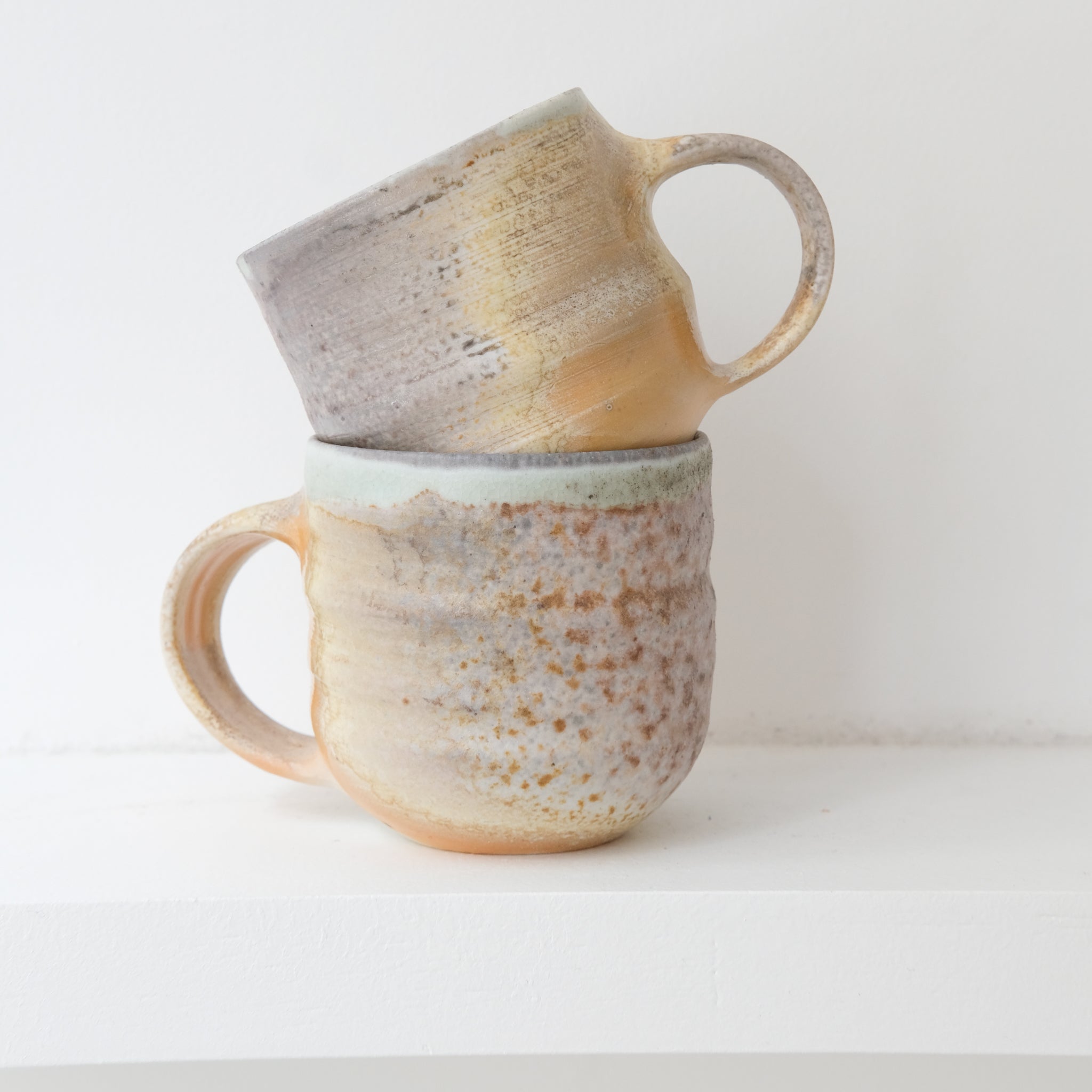 Tasse en porcelaine cuisson bois de Maud Thiefaine chez Brutal Ceramics