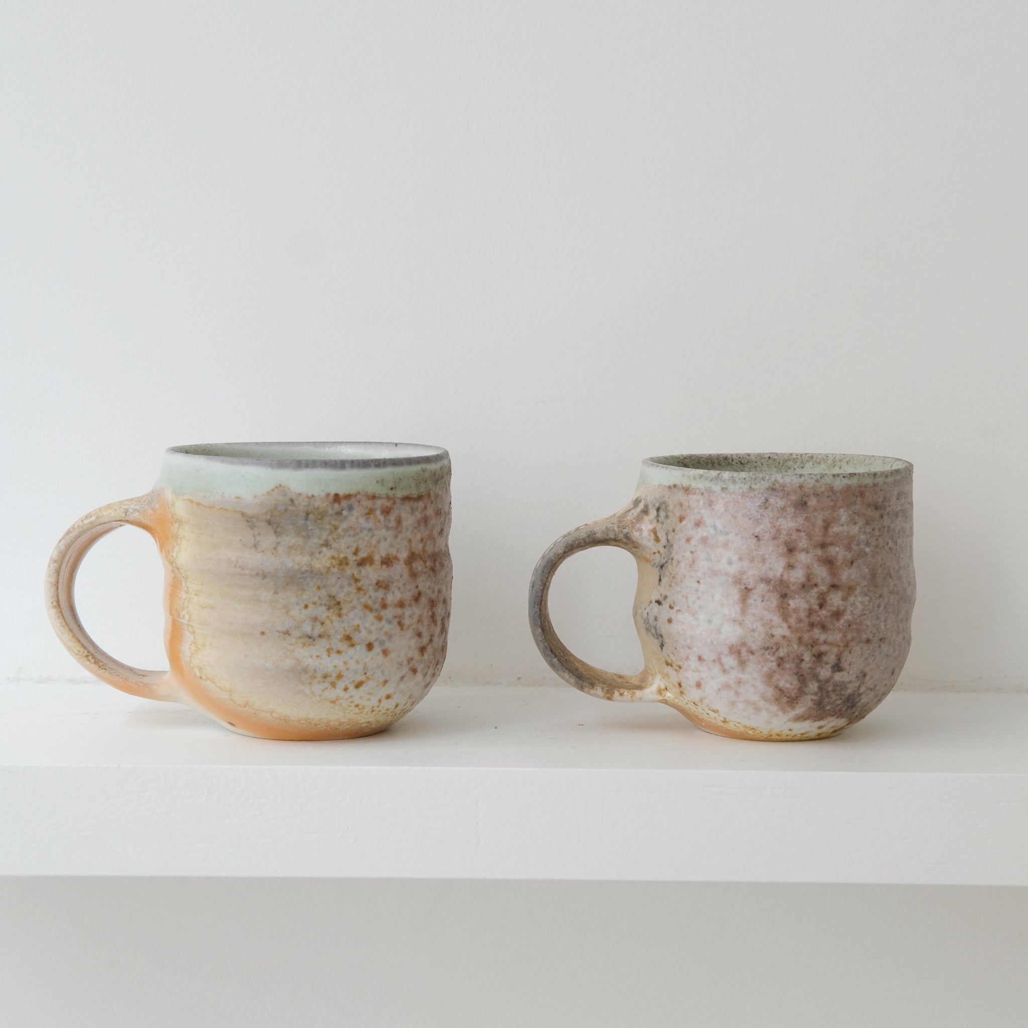Tasse en porcelaine cuisson bois de Maud Thiefaine chez Brutal Ceramics