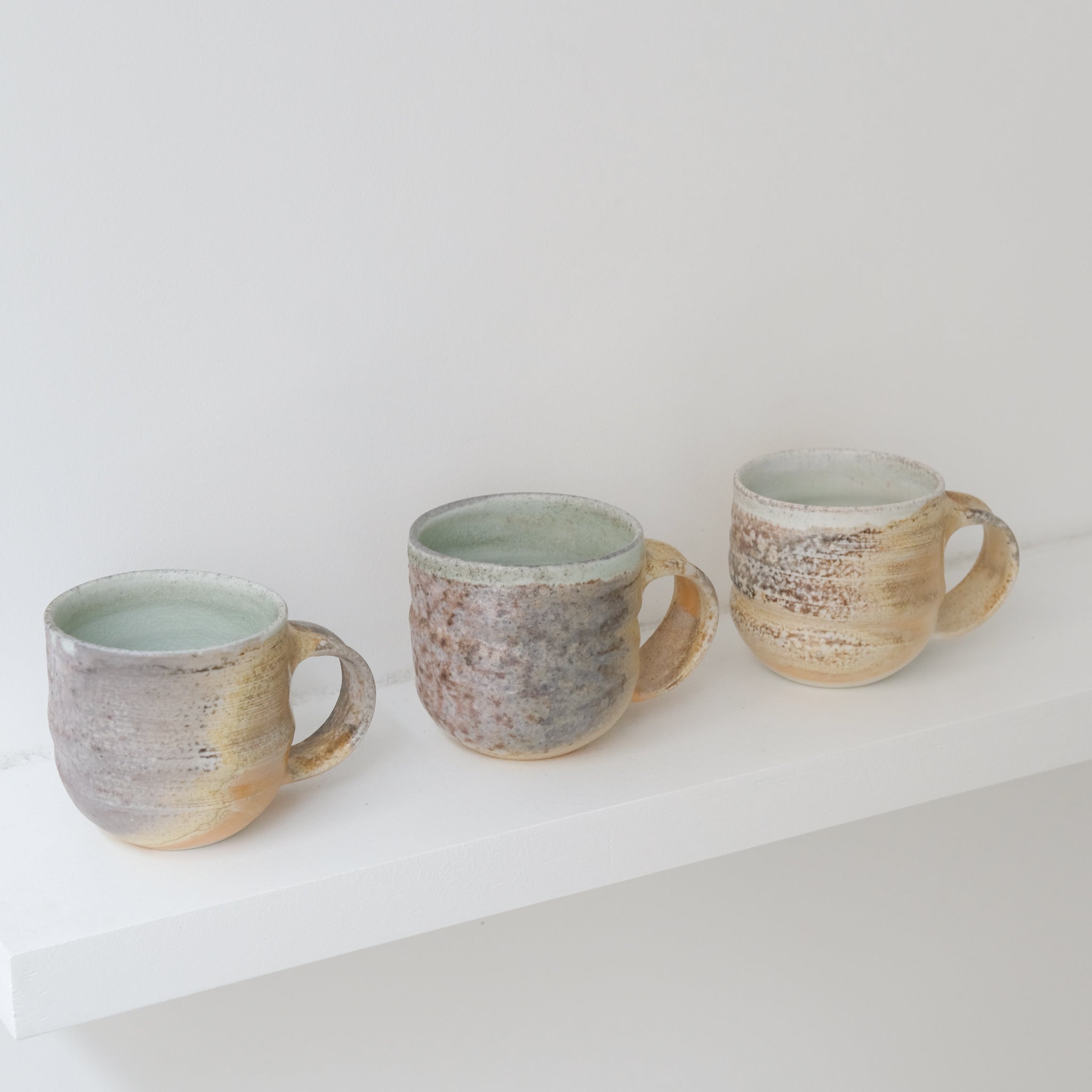 Tasse en porcelaine cuisson bois de Maud Thiefaine chez Brutal Ceramics