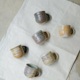 Tasse en porcelaine cuisson bois de Maud Thiefaine chez Brutal Ceramics