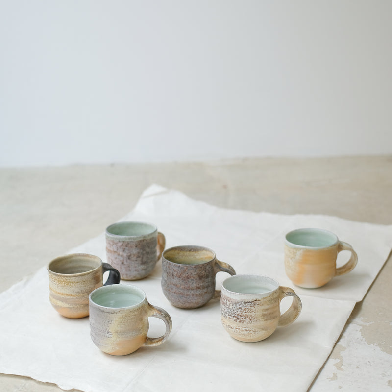 Tasse en porcelaine cuisson bois de Maud Thiefaine chez Brutal Ceramics