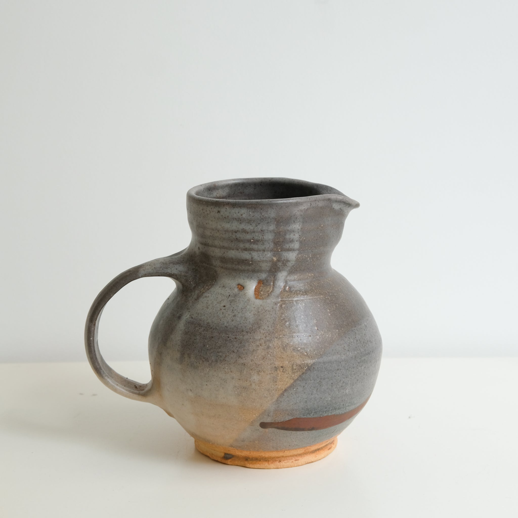 Pichet en grès cuisson bois 1,4L - Gris foncé de Maud Thiefaine  chez Brutal Ceramics