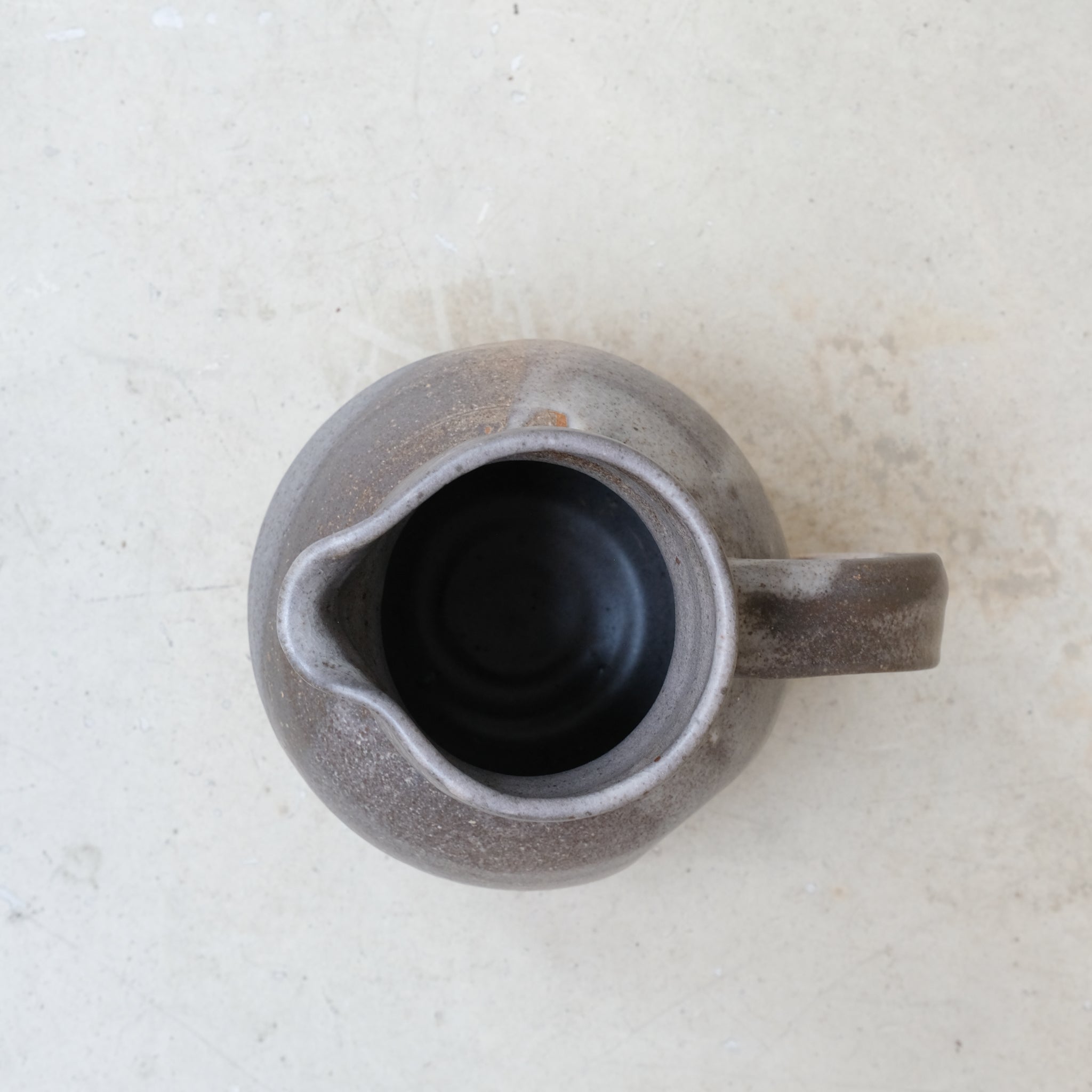 Pichet en grès cuisson bois 1,4L - Gris foncé de Maud Thiefaine  chez Brutal Ceramics