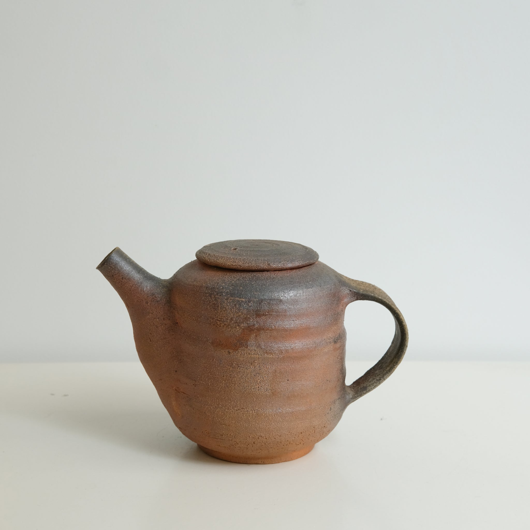 Théière en grès cuisson bois 1L - Terre Brute de Maud Thiefaine chez Brutal Ceramics