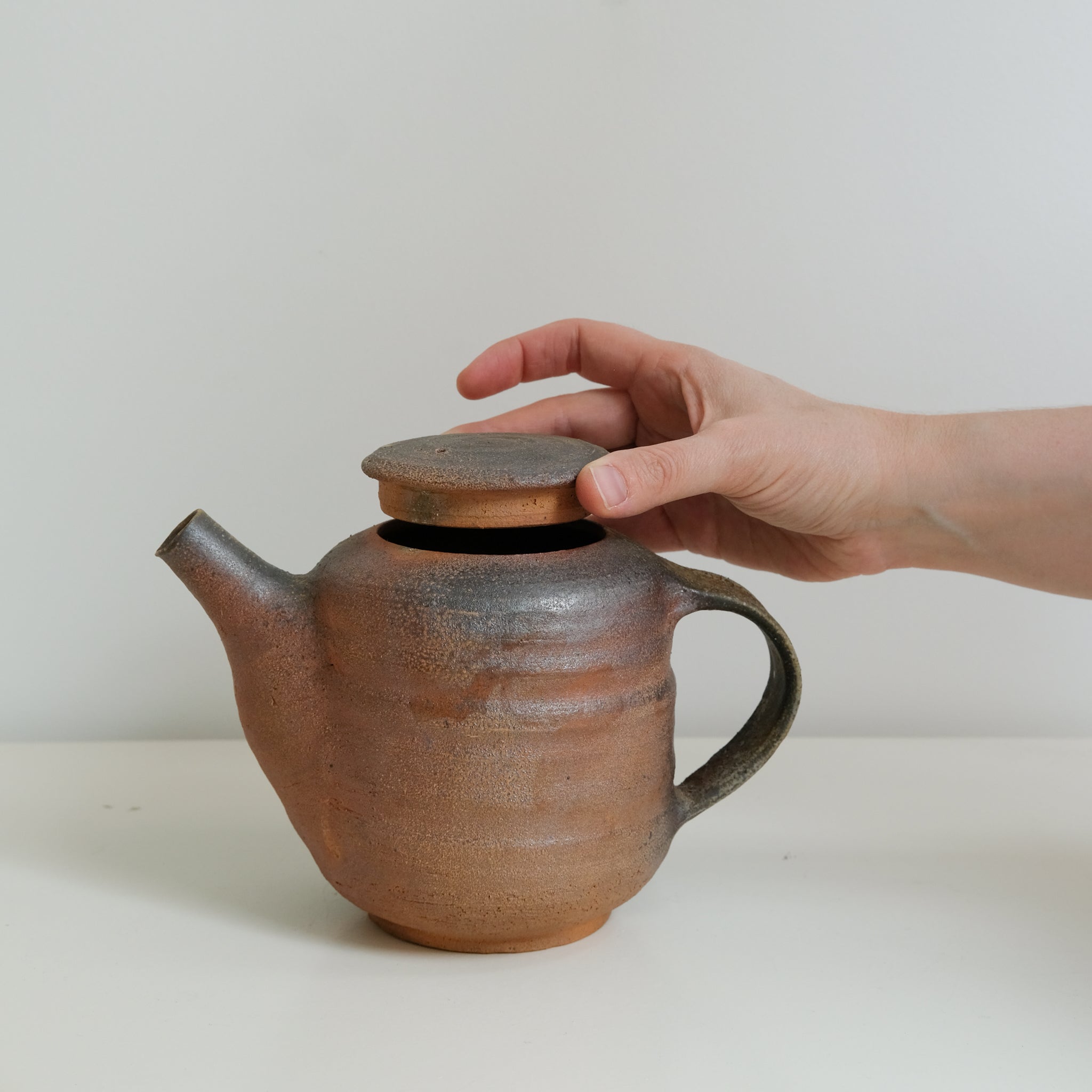 Théière en grès cuisson bois 1L - Terre Brute de Maud Thiefaine chez Brutal Ceramics