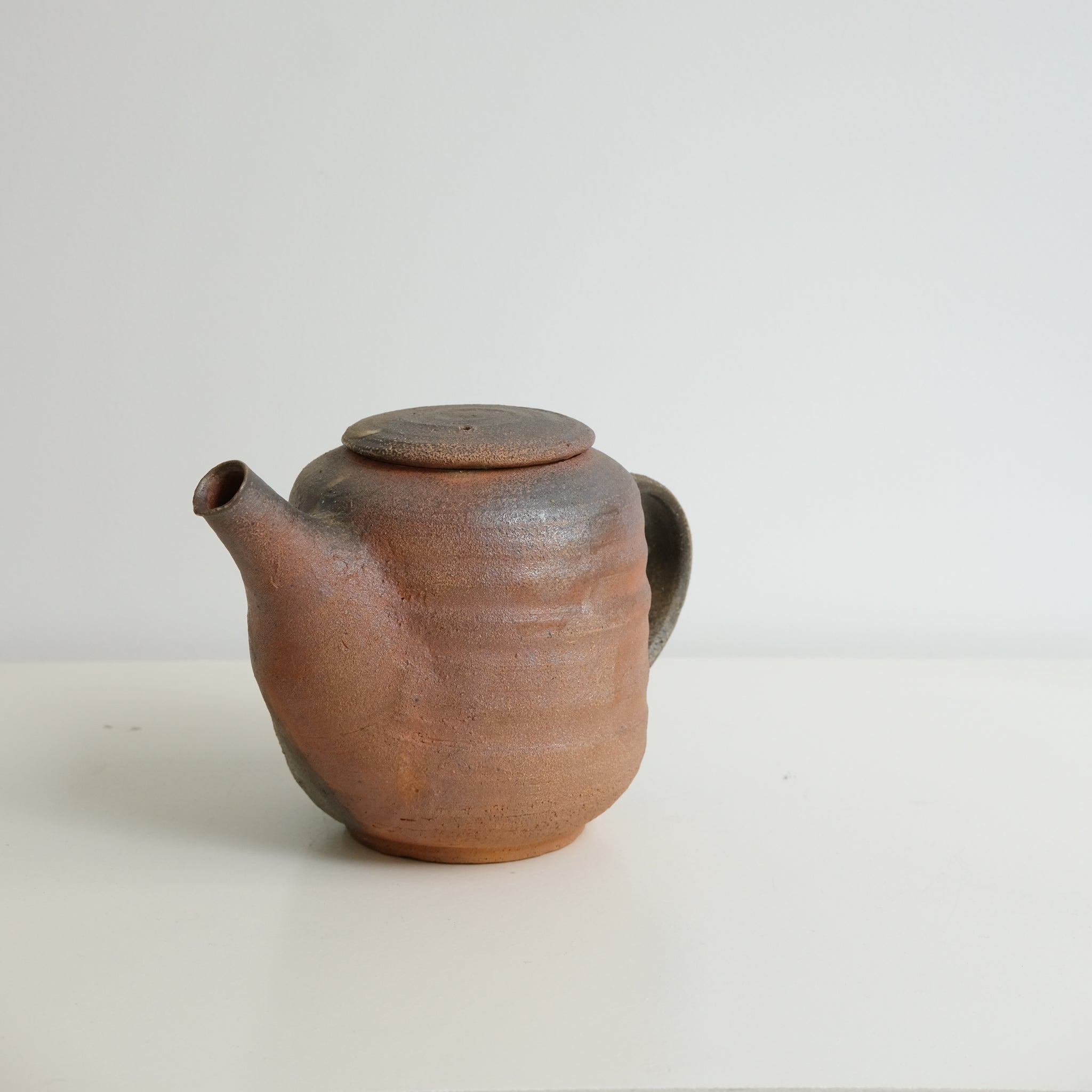 Théière en grès cuisson bois 1L - Terre Brute de Maud Thiefaine chez Brutal Ceramics