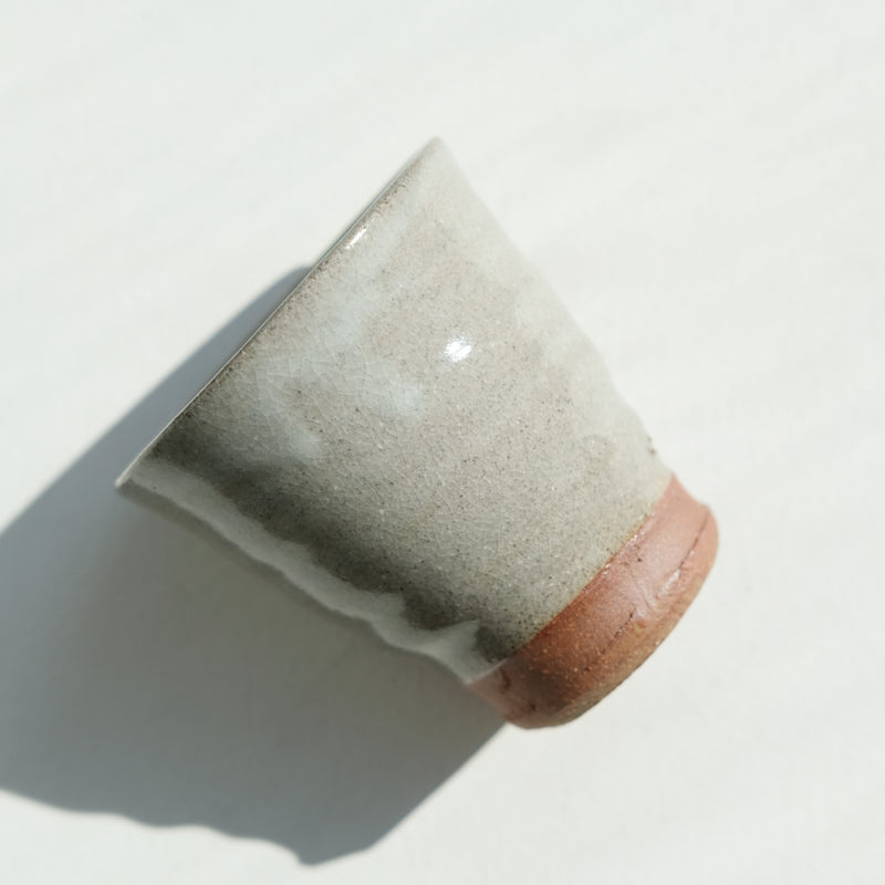Tasse en grès cuisson bois 110ml (5) - gris clair de Maud Thiefaine chez Brutal Ceramics