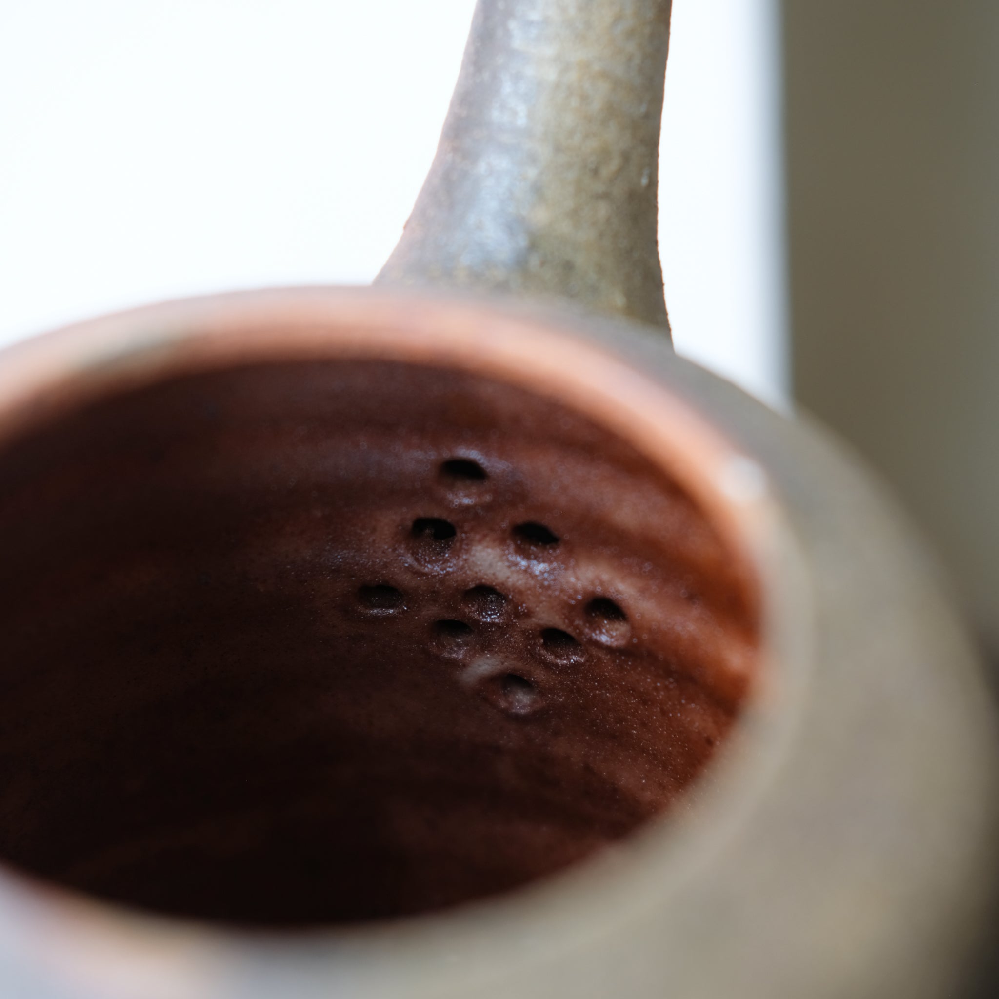 Théière en grès cuisson bois 1L - Terre Brute de Maud Thiefaine chez Brutal Ceramics