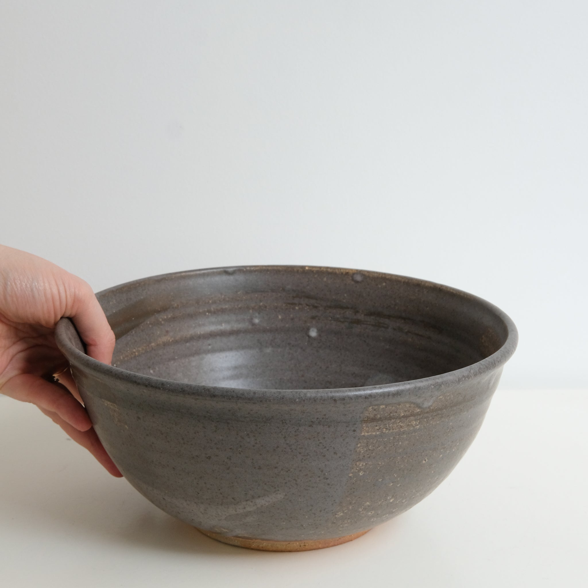 Saladier en grès cuisson bois D 26cm - Gris foncé de Maud Thiefaine chez Brutal Ceramics