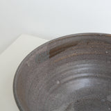 Saladier en grès cuisson bois D 26cm - Gris foncé de Maud Thiefaine chez Brutal Ceramics