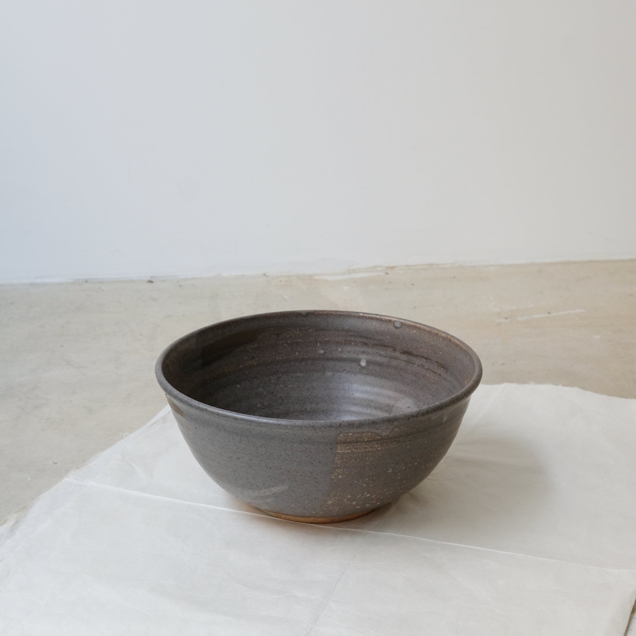 Saladier en grès cuisson bois D 26cm - Gris foncé de Maud Thiefaine chez Brutal Ceramics