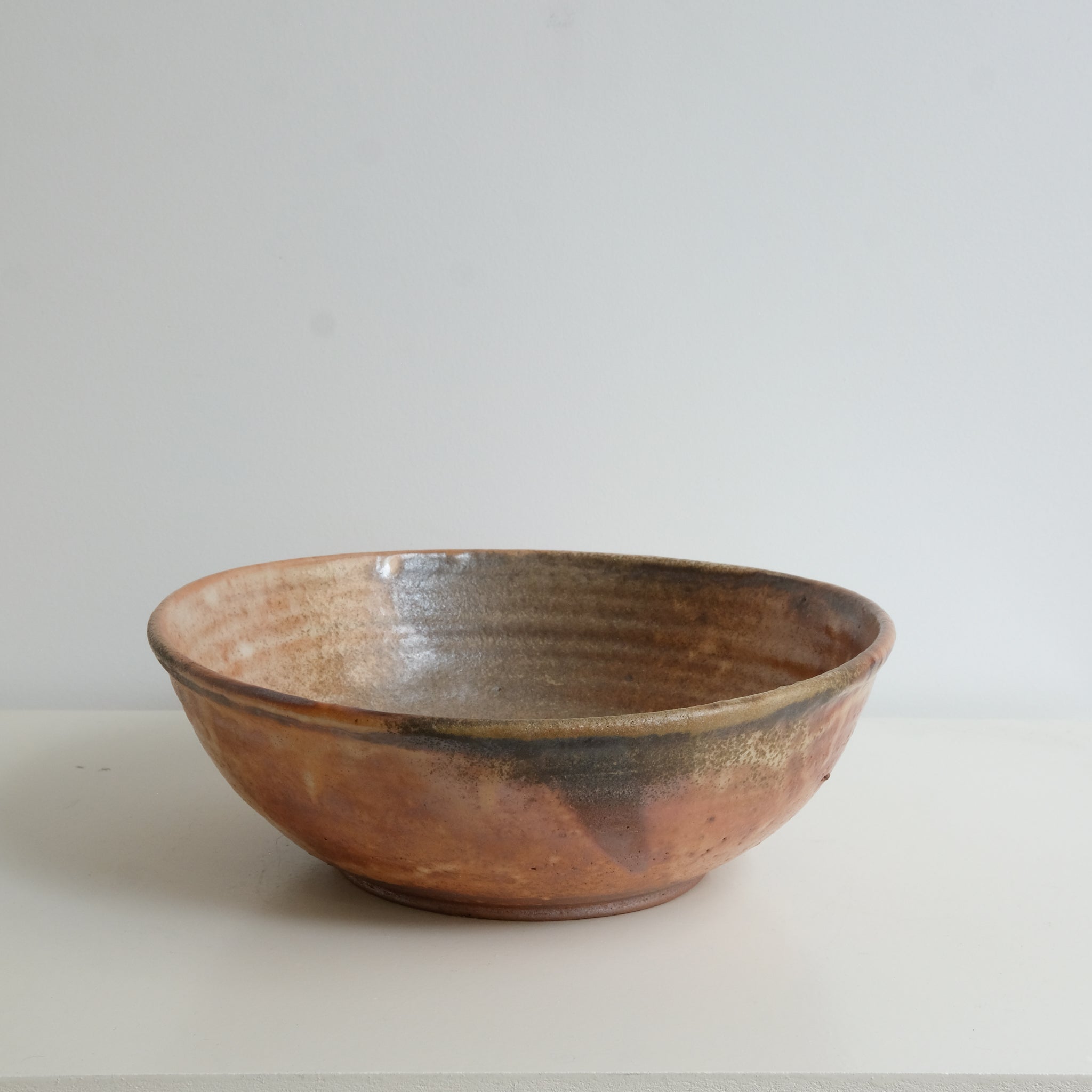 Saladier en grès cuisson bois D 27cm - orangé de Maud Thiefaine chez Brutal Ceramics