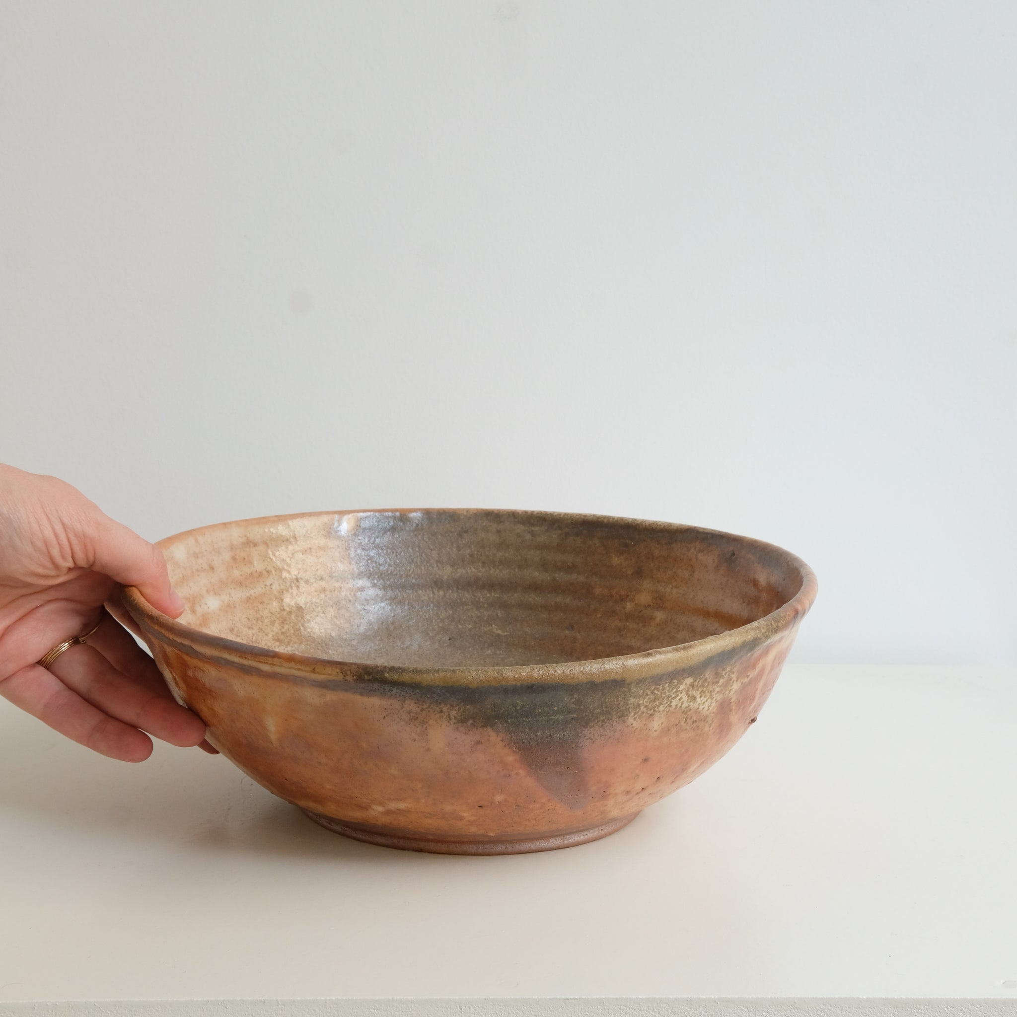 Saladier en grès cuisson bois D 27cm - orangé de Maud Thiefaine chez Brutal Ceramics