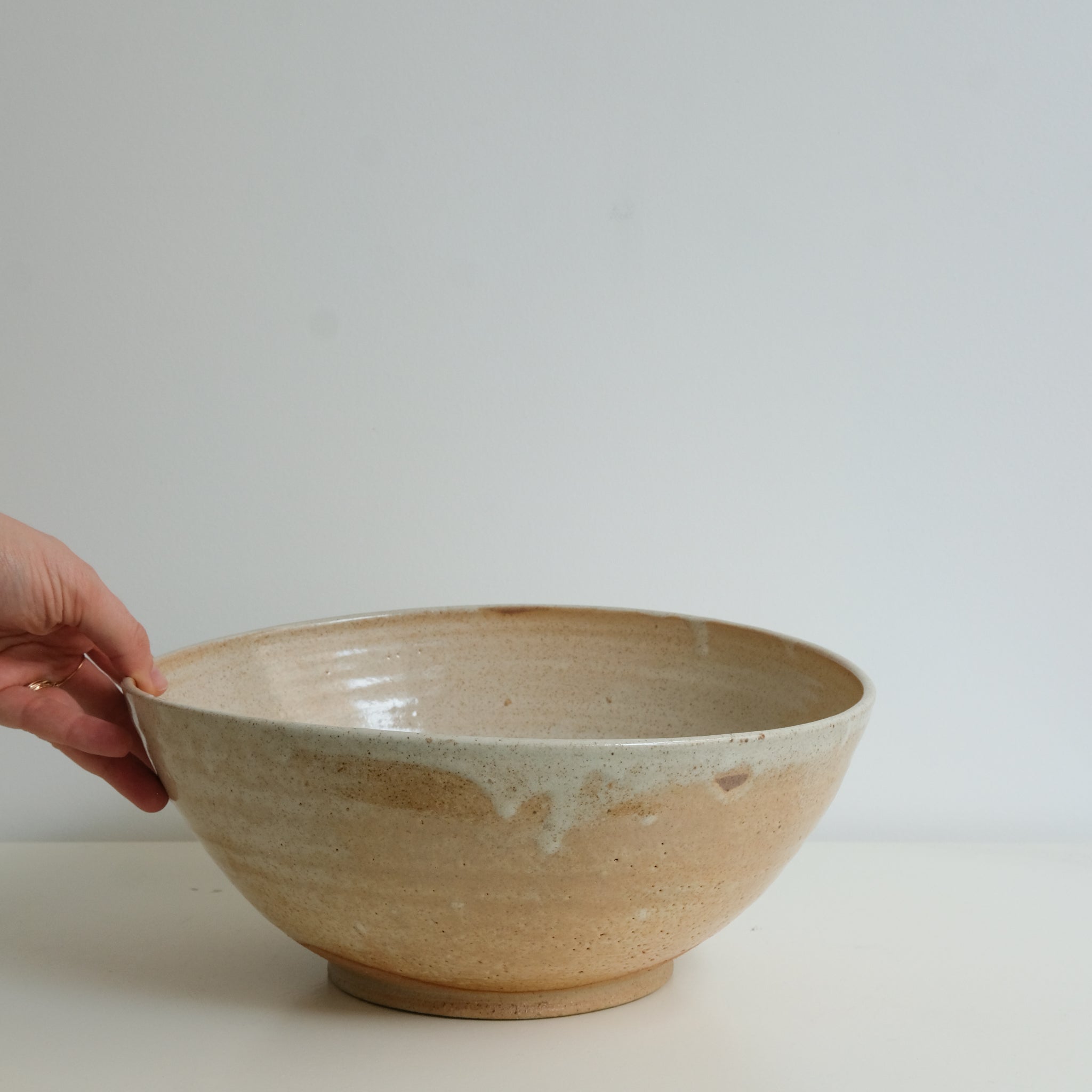 Saladier en grès cuisson bois D 29cm - Blanc Orangé de Maud Thiefaine chez Brutal Ceramics