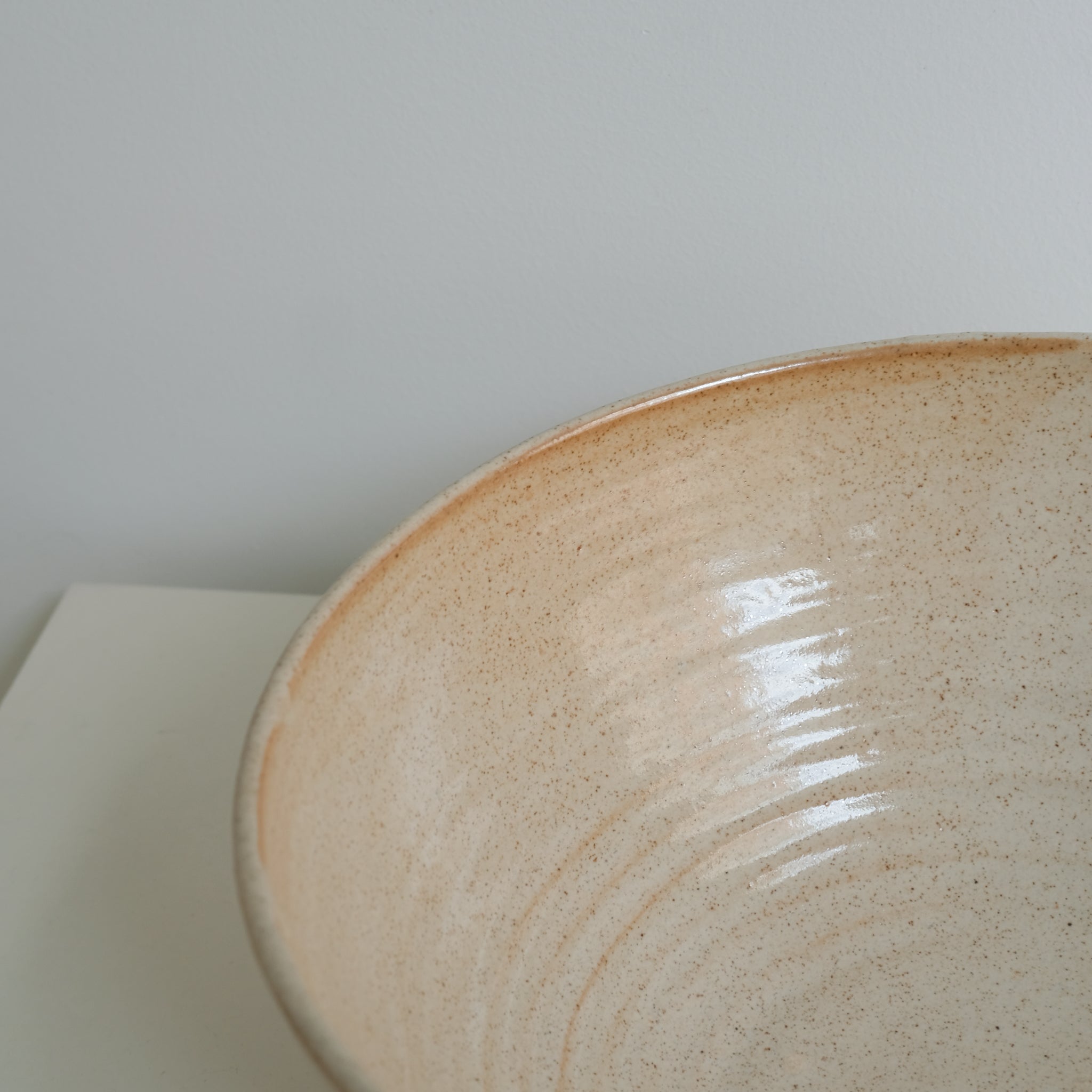 Saladier en grès cuisson bois D 29cm - Blanc Orangé de Maud Thiefaine chez Brutal Ceramics