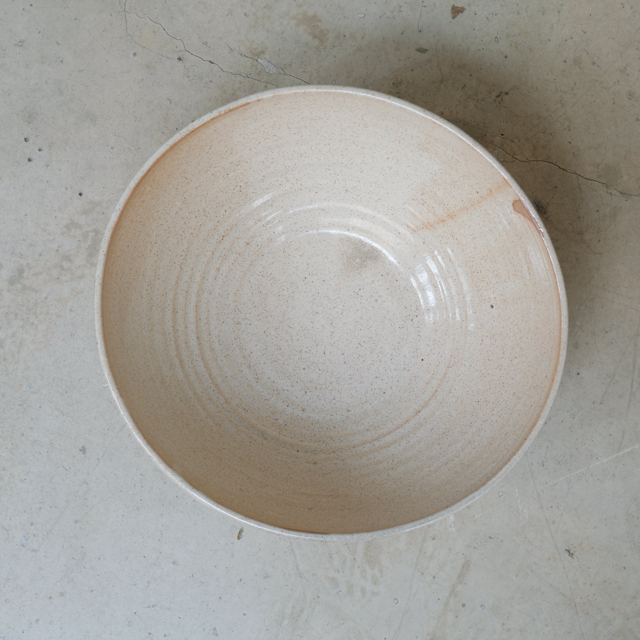 Saladier en grès cuisson bois D 29cm - Blanc Orangé de Maud Thiefaine chez Brutal Ceramics