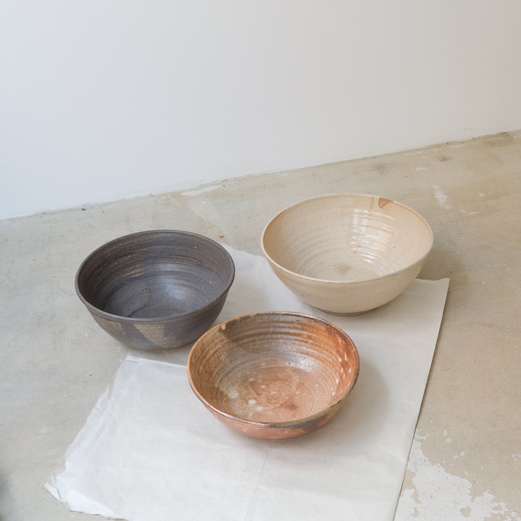 Saladier en grès cuisson bois D 26cm - Gris foncé de Maud Thiefaine chez Brutal Ceramics