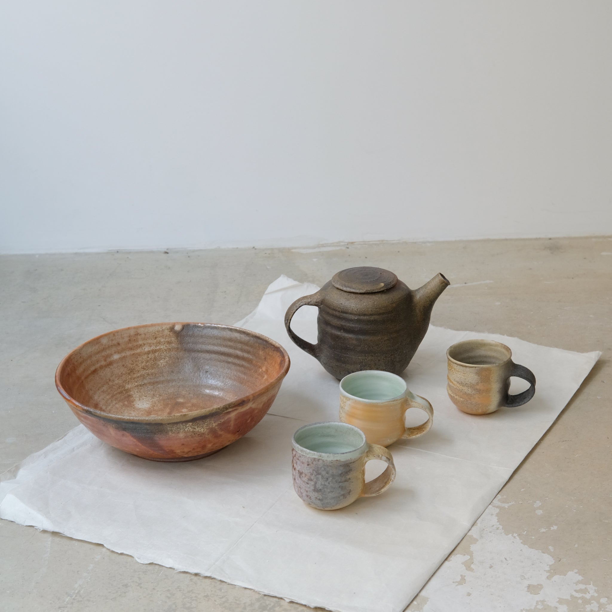 Tasse en porcelaine cuisson bois de Maud Thiefaine chez Brutal Ceramics