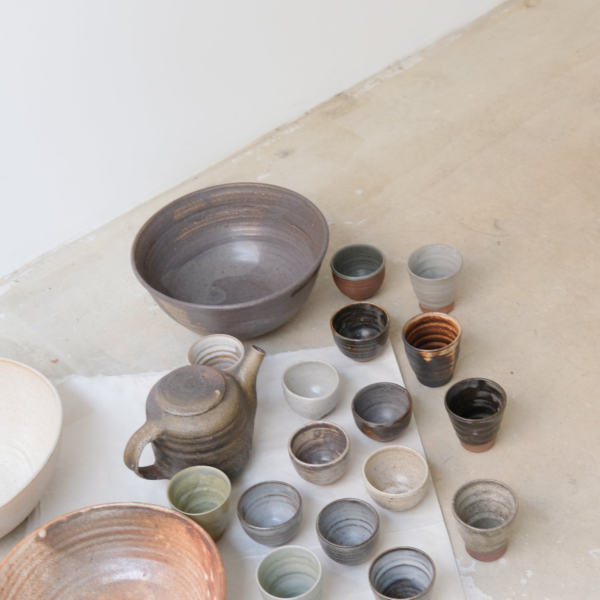 Bolinet-Tasse en grès cuisson bois 90ml (5) - gris clair de Maud Thiefaine chez Brutal Ceramics