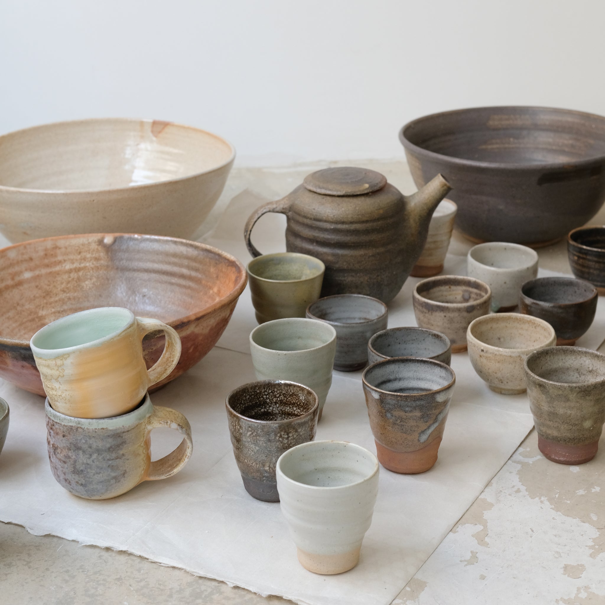 Tasse en grès cuisson bois 110ml (14) - brun et bleu craquelé de Maud Thiefaine chez Brutal Ceramics